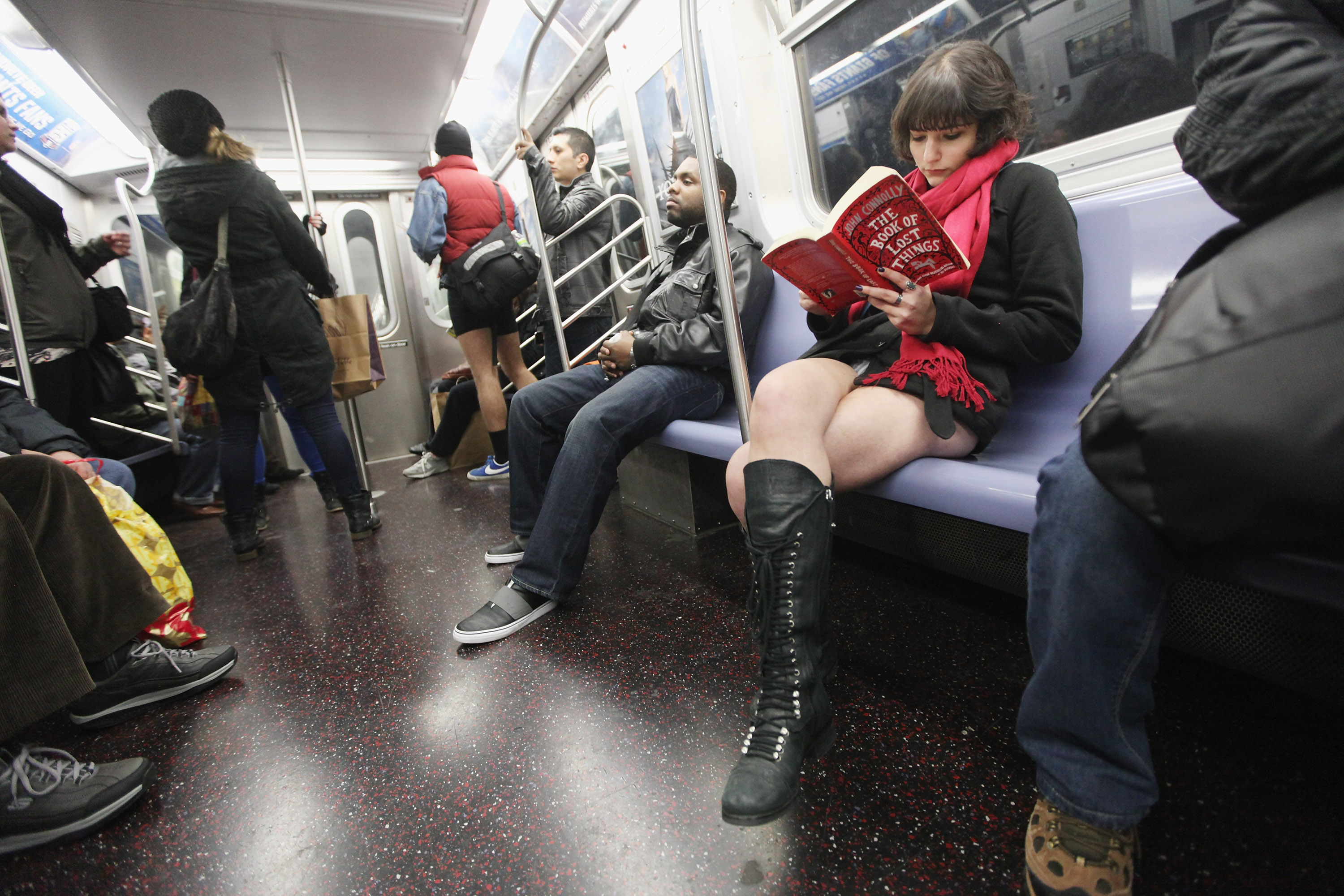 Девушка в белых трусиках попалась на камеру в метро