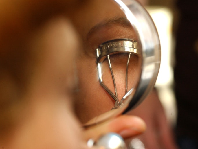 How To Make Your Eyelashes Stay Curled All Day Because Nobody Wants how-to-make-your-eyelashes-stay-curled-all-day-because-nobody-wants