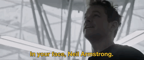 No gif: O astronauta, sem seu traje, olha pra cima satisfeito dizendo "na sua cara, Neil, Armstrong".