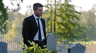 Will Felicity Die On 'Arrow' Season 4? That Mysterious Grave Has To
