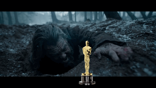 No gif: DiCaprio saindo de uma vala de terra, gritando. Uma estatueta do oscar é chacoalhada logo a sua frente.