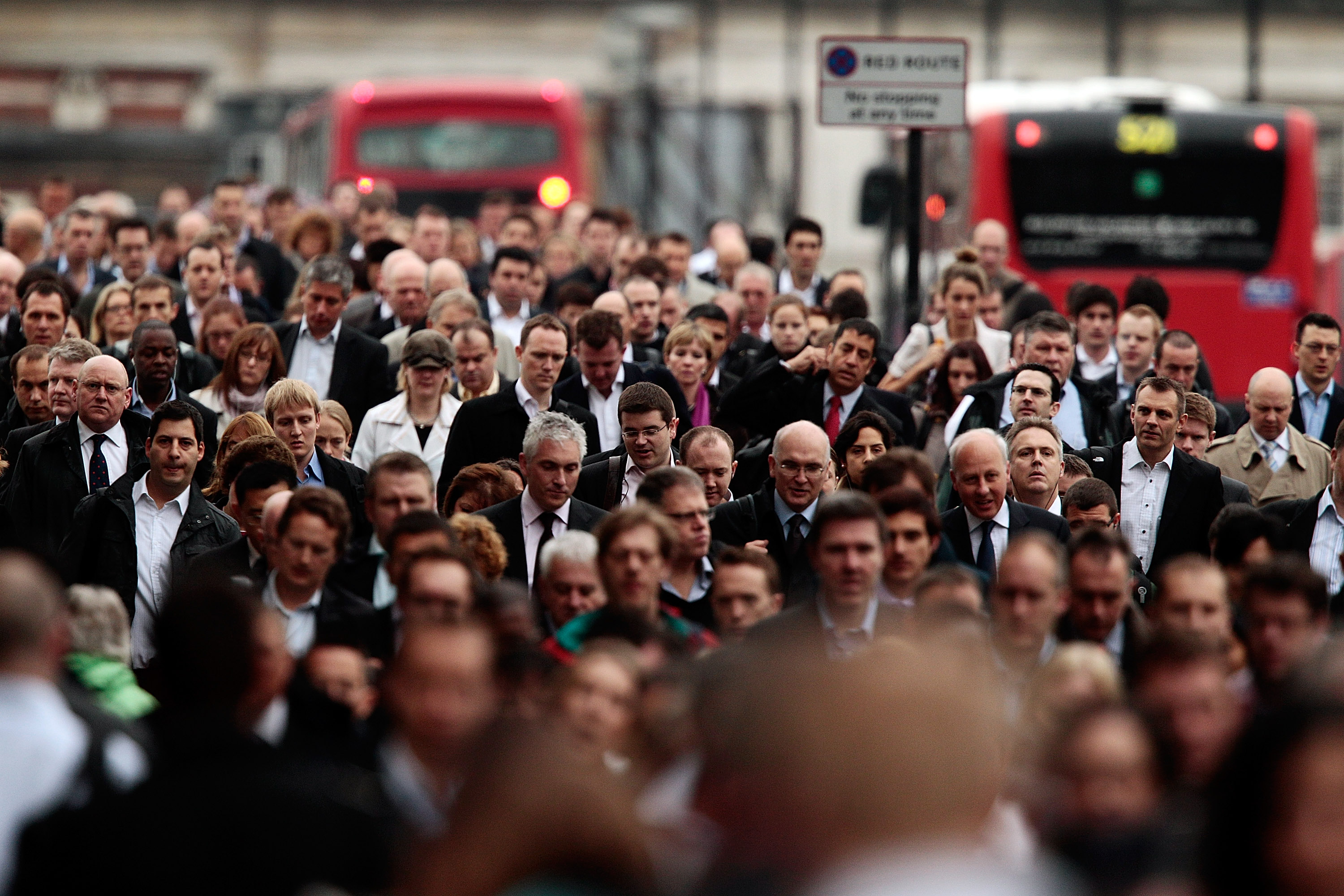 People living people dying. Человек толпы. Поток людей. Толпа людей в Лондоне. Великобритания много людей.