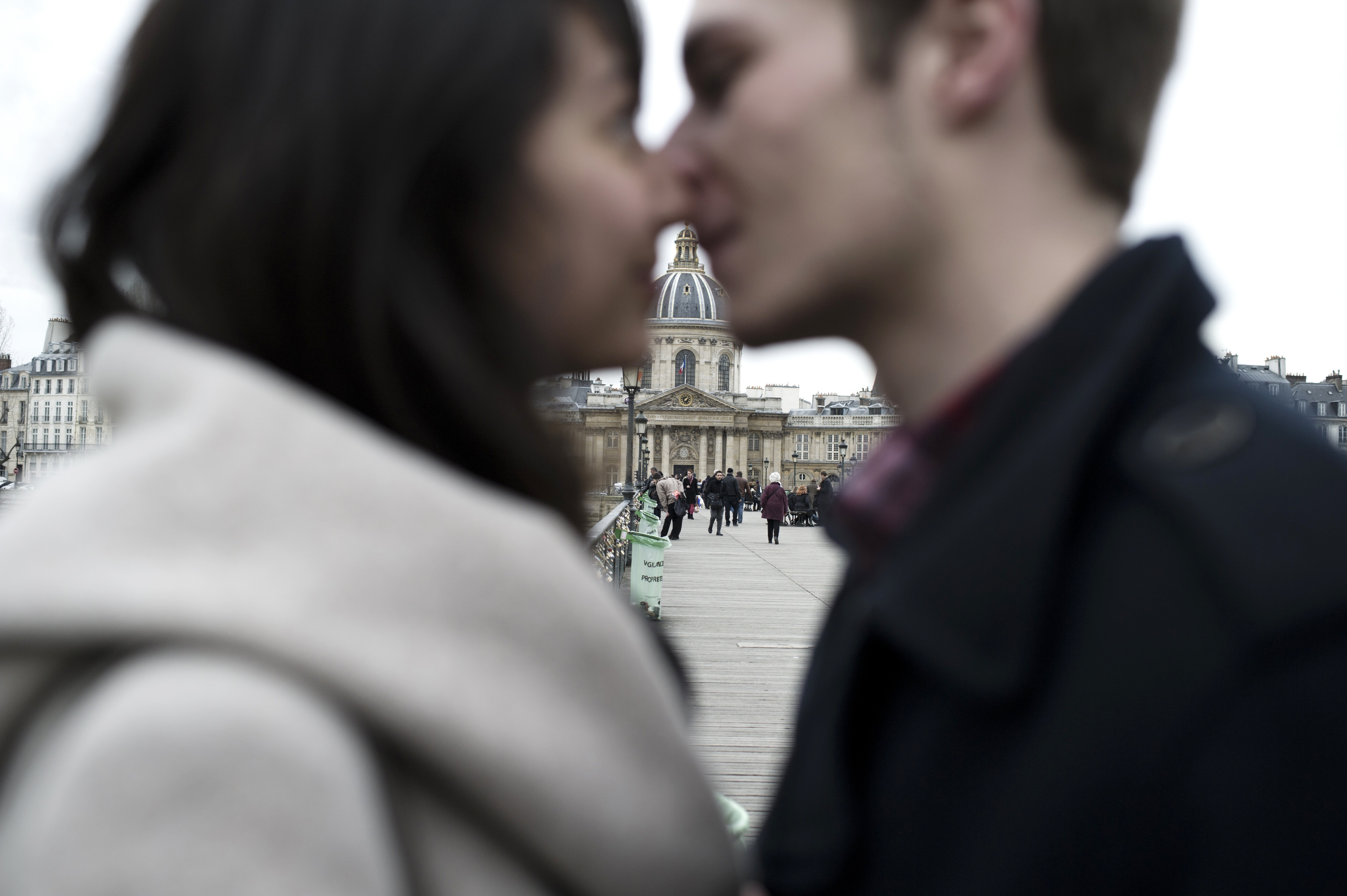 Фотография пары во время демонстрации. France for Romance.