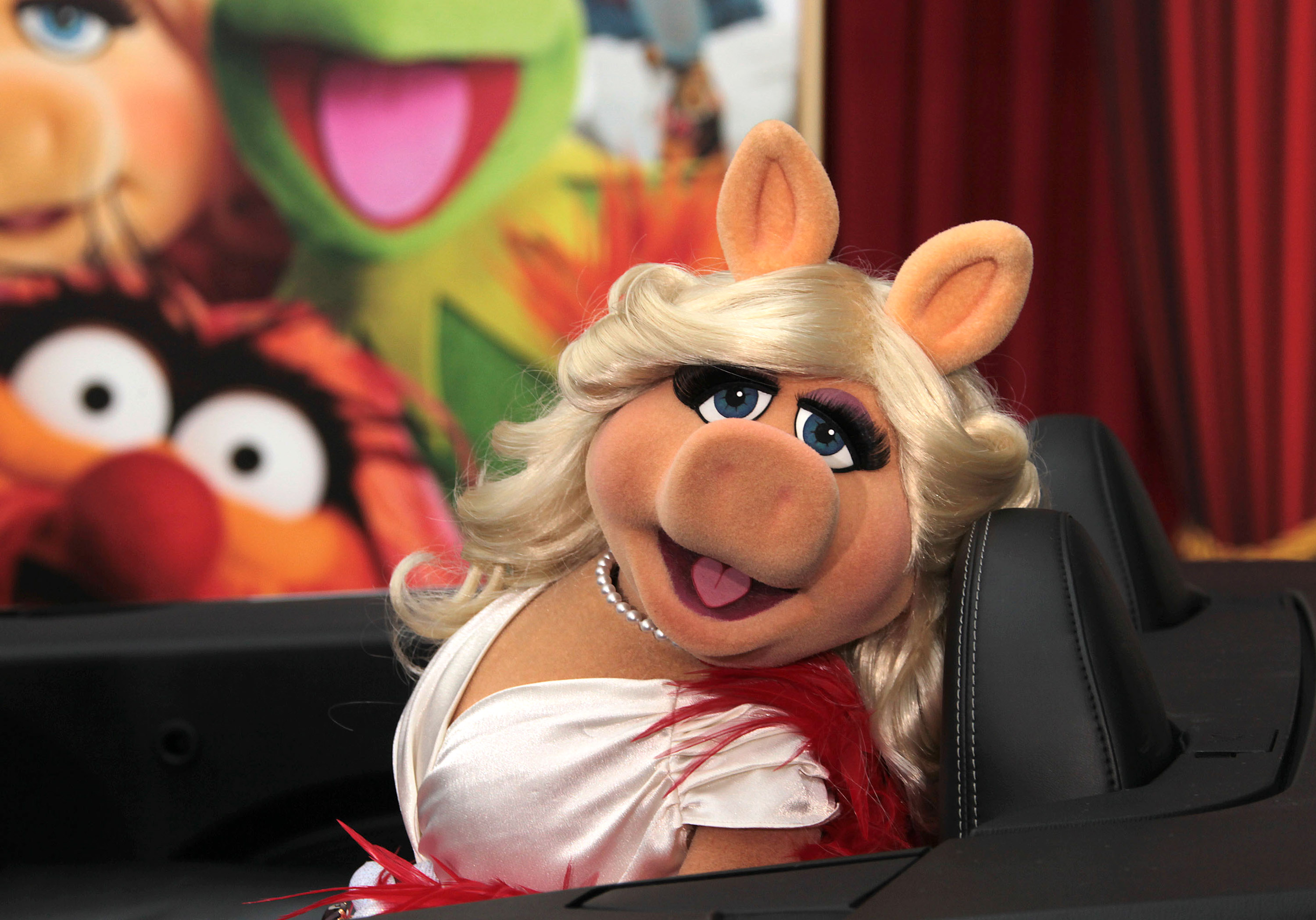 Миссис пигги. Маппет шоу Мисс Пигги. Miss Piggy Мисс Пигги. Мисс Пигги 2015. Маппет шоу персонажи Мисс Пигги.