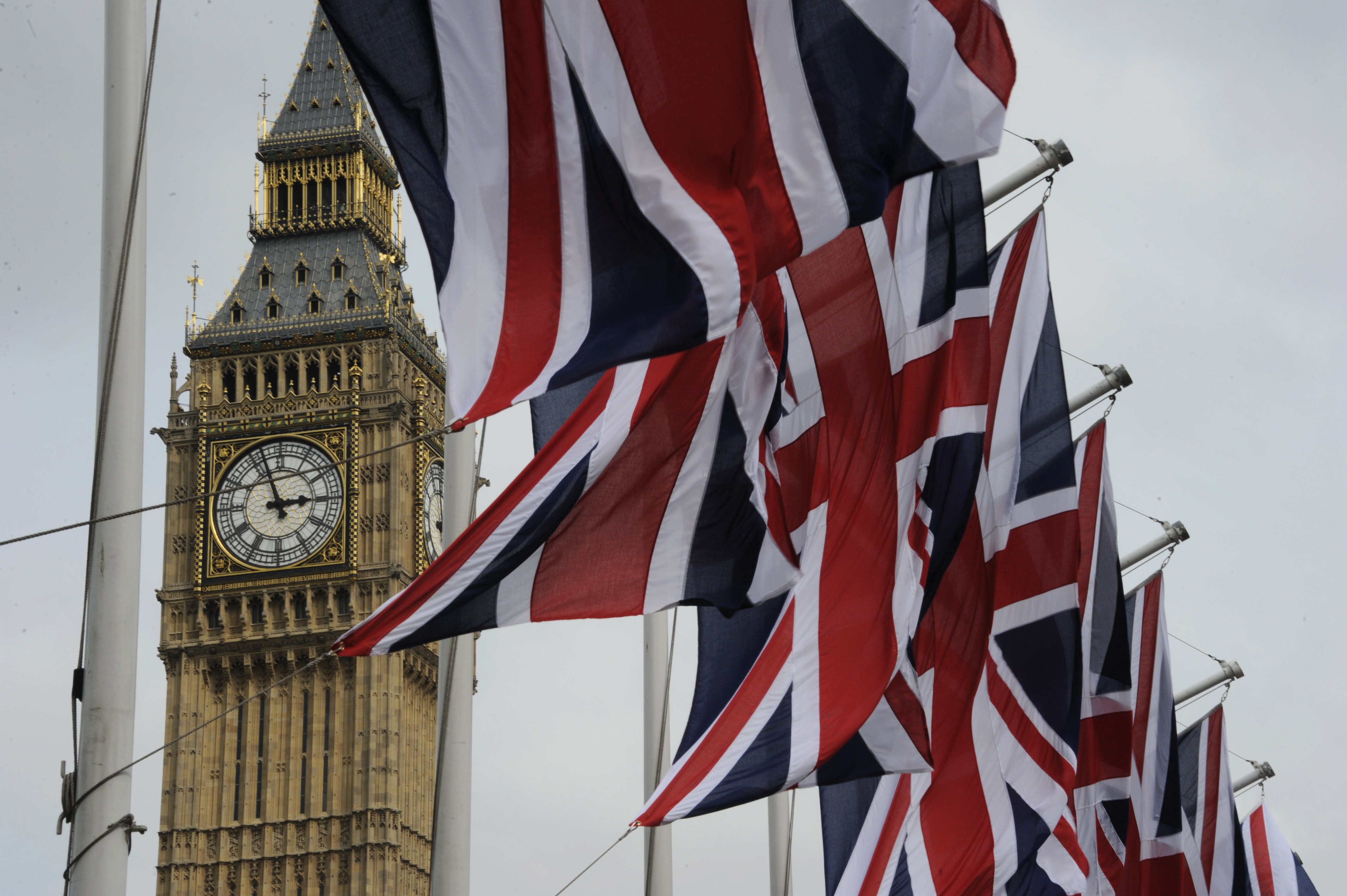 Покажи страну великобританию. Флаг Великобритании и Биг Бен. Колокол Биг Бен в Лондоне фото. Экономика Великобритании. Великобритания экономия.