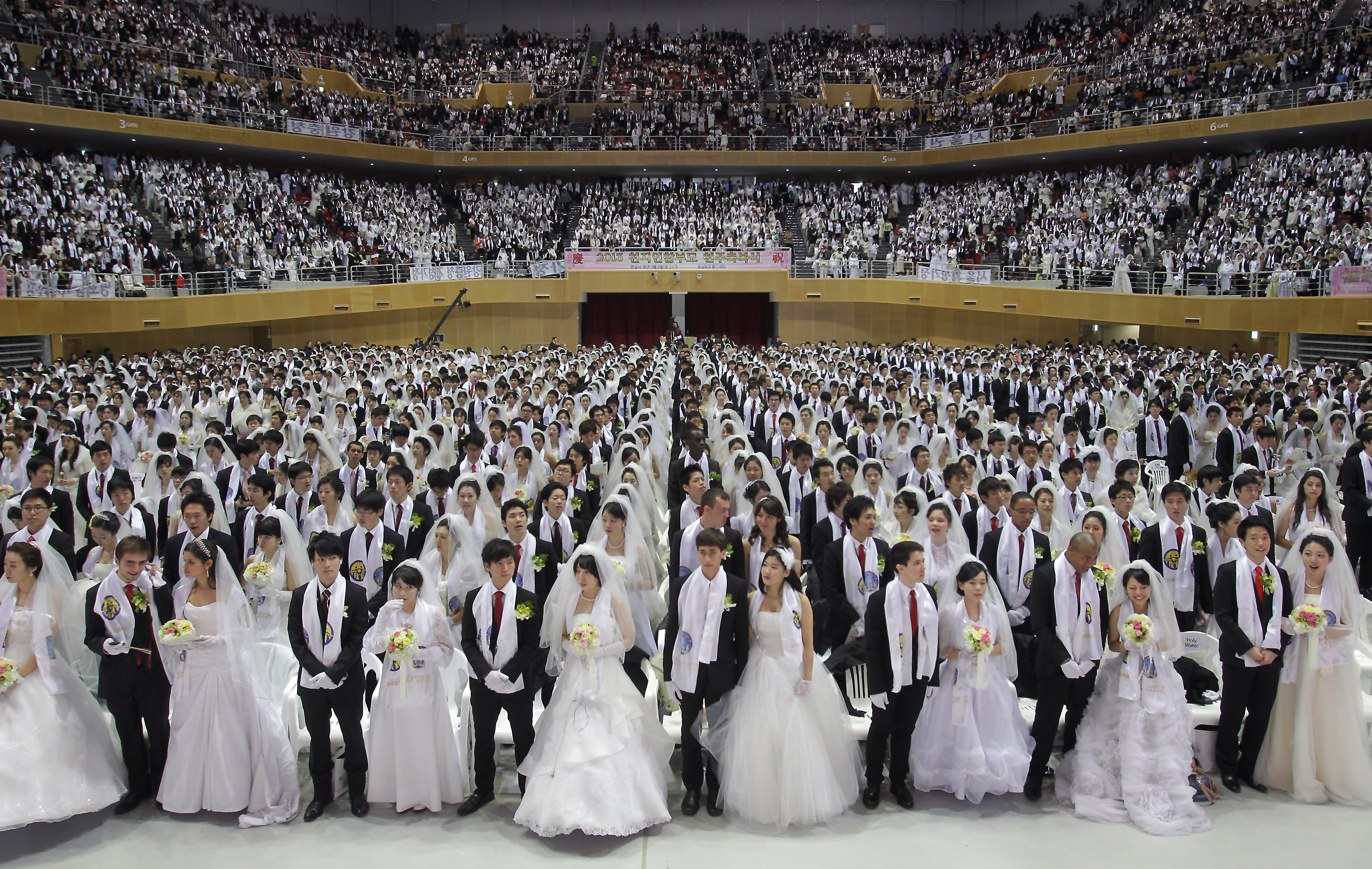 Муна сколько лет. Церковь объединения Муна. Массовая свадьба. Массовое бракосочетание. Толпа людей на свадьбе.