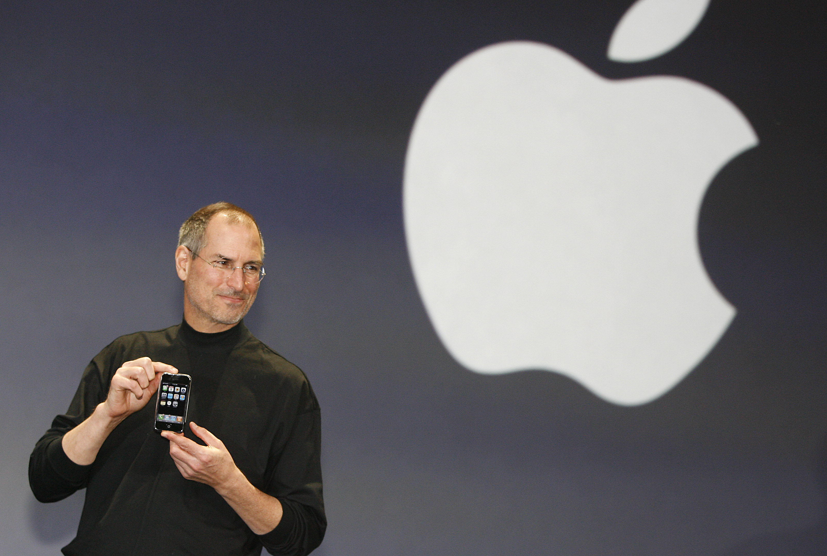 Apple inc iphone. Стив Джобс 2007. 1. Стив Джобс. Стив Джобс 2007 iphone. Стив Джобс на презентации эпл.