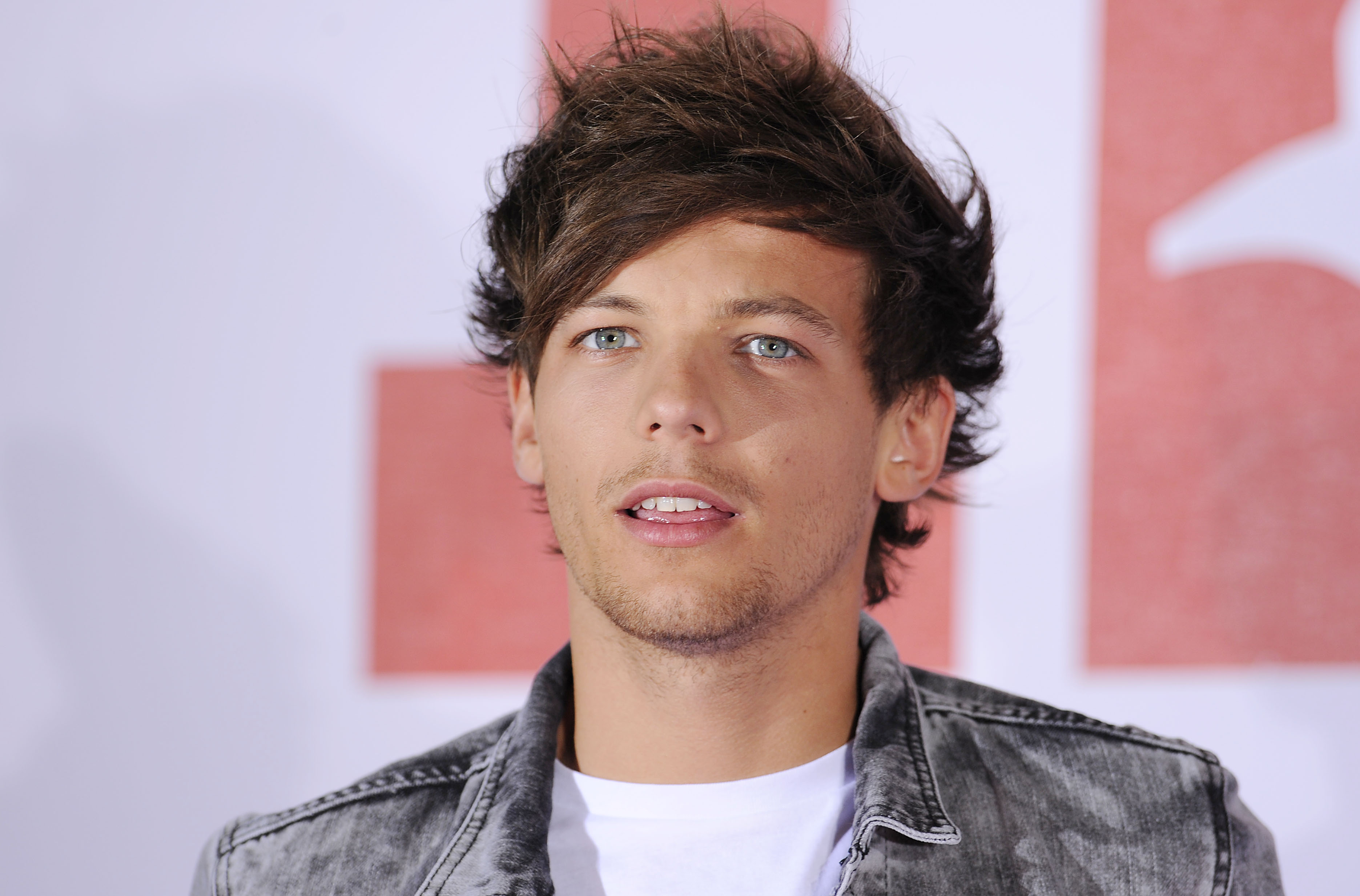 One Direction's Louis Tomlinson shares first look at his baby boy (PHOTO)