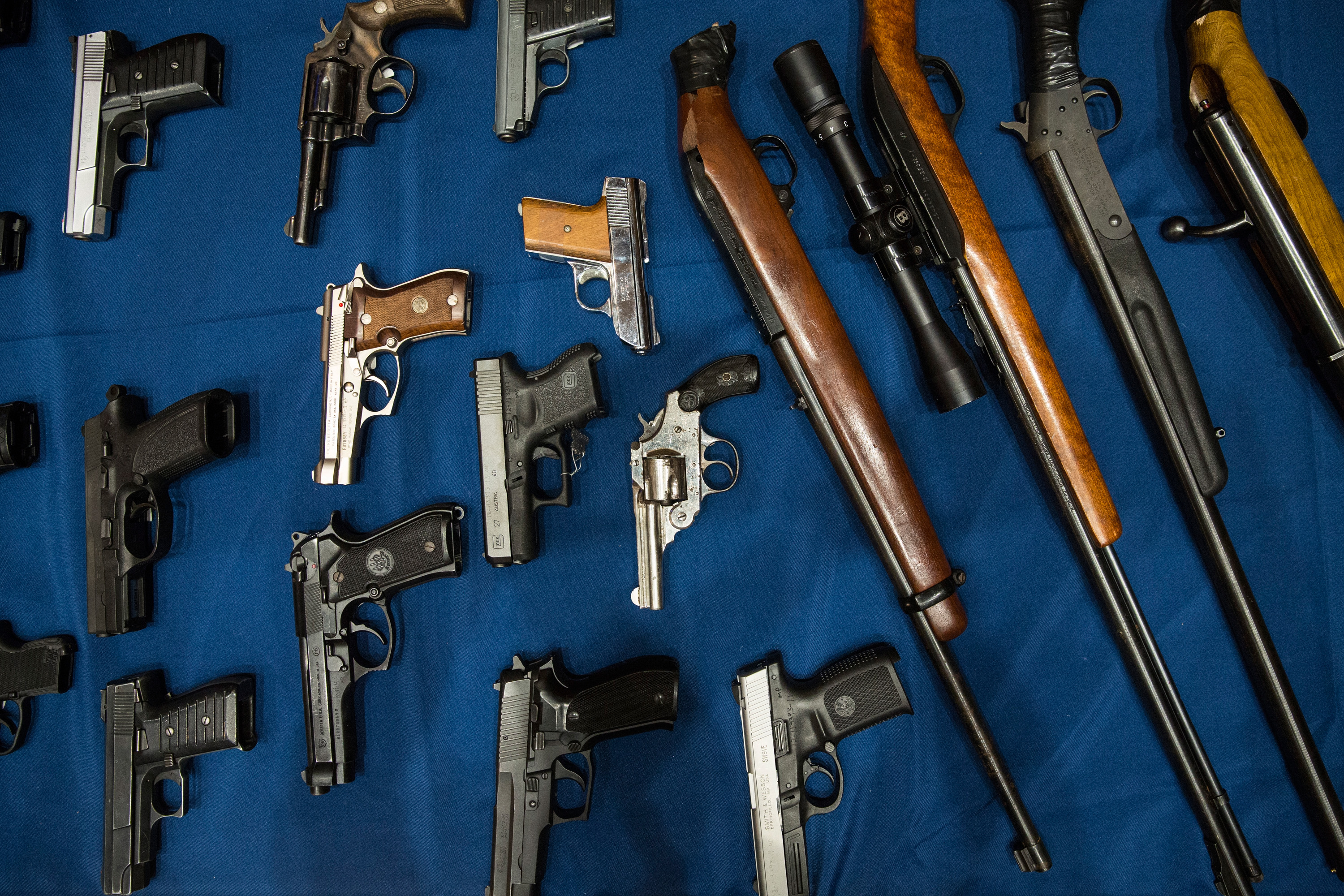 Черный рынок пистолетов. Американское оружие. Магазин оружия в Америке. Поставки оружия. Рынок оружия пистолеты.