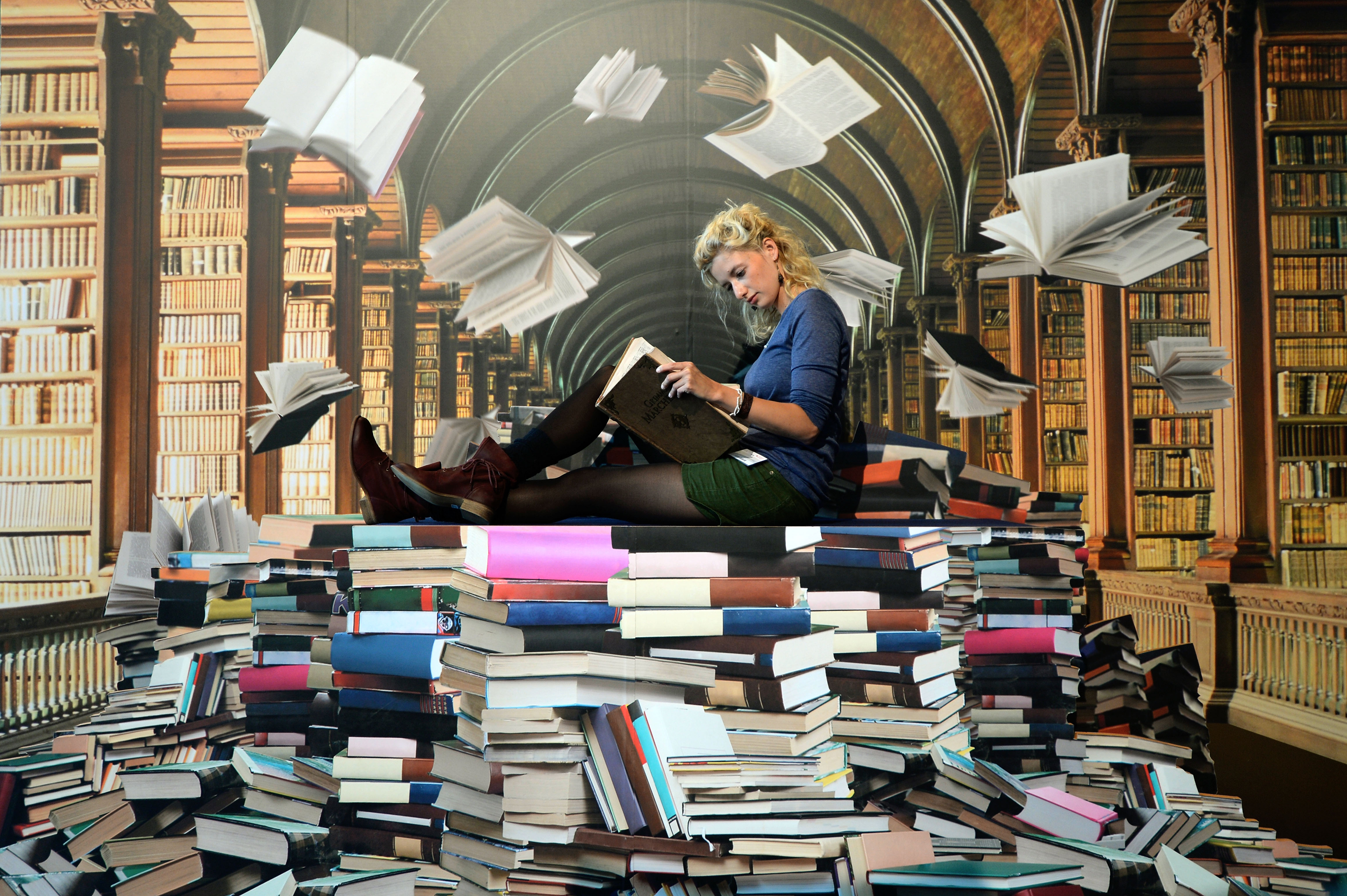 Надо читать много книг. Люди в библиотеке. Книга человек. Много книг. Библиотека много книг.