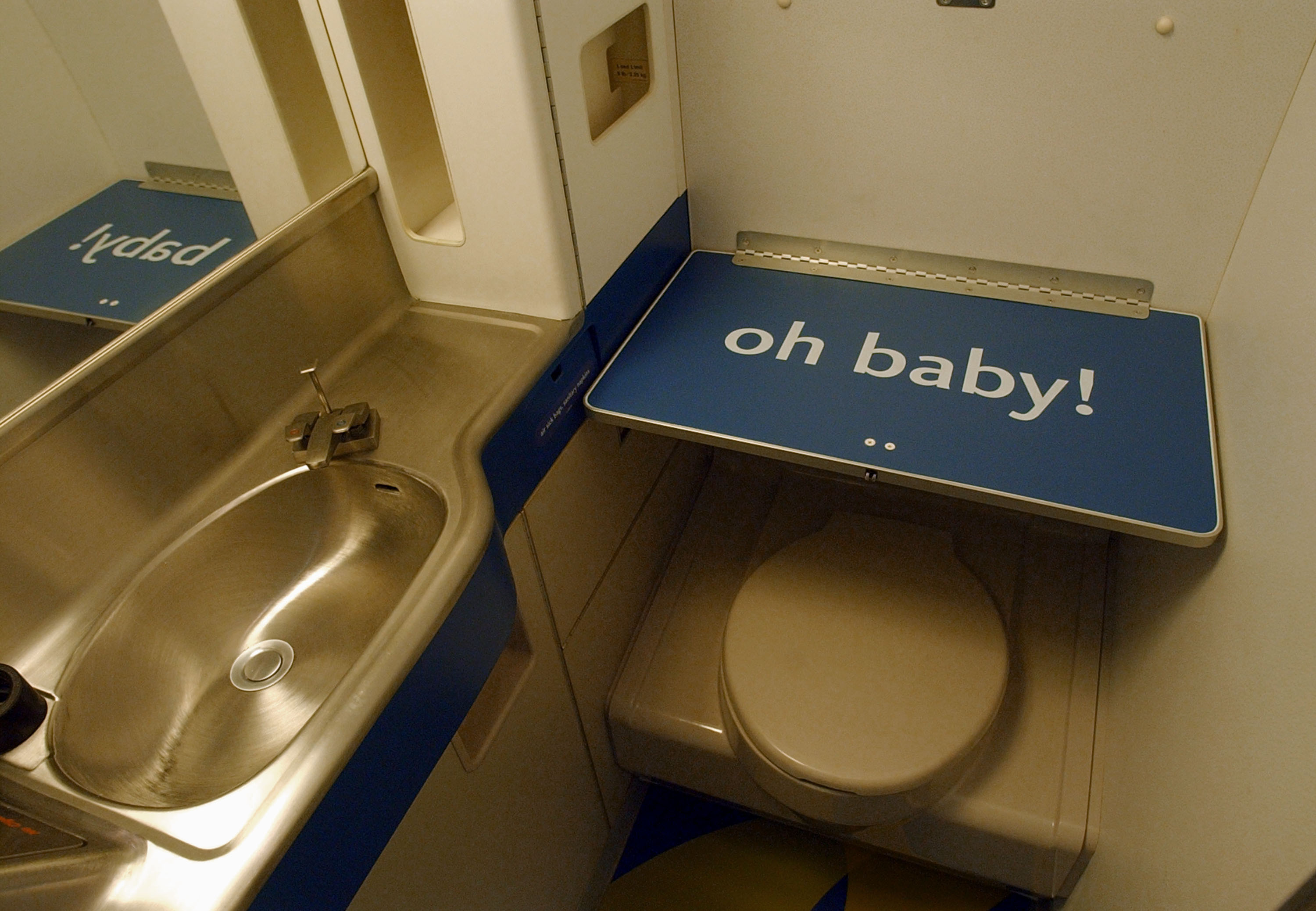 Где туалет где туалет песню. Туалет в Боинге 737. Туалет в самолете. Педенальгфй столик в самолете. Пеленальный столик в самолете.