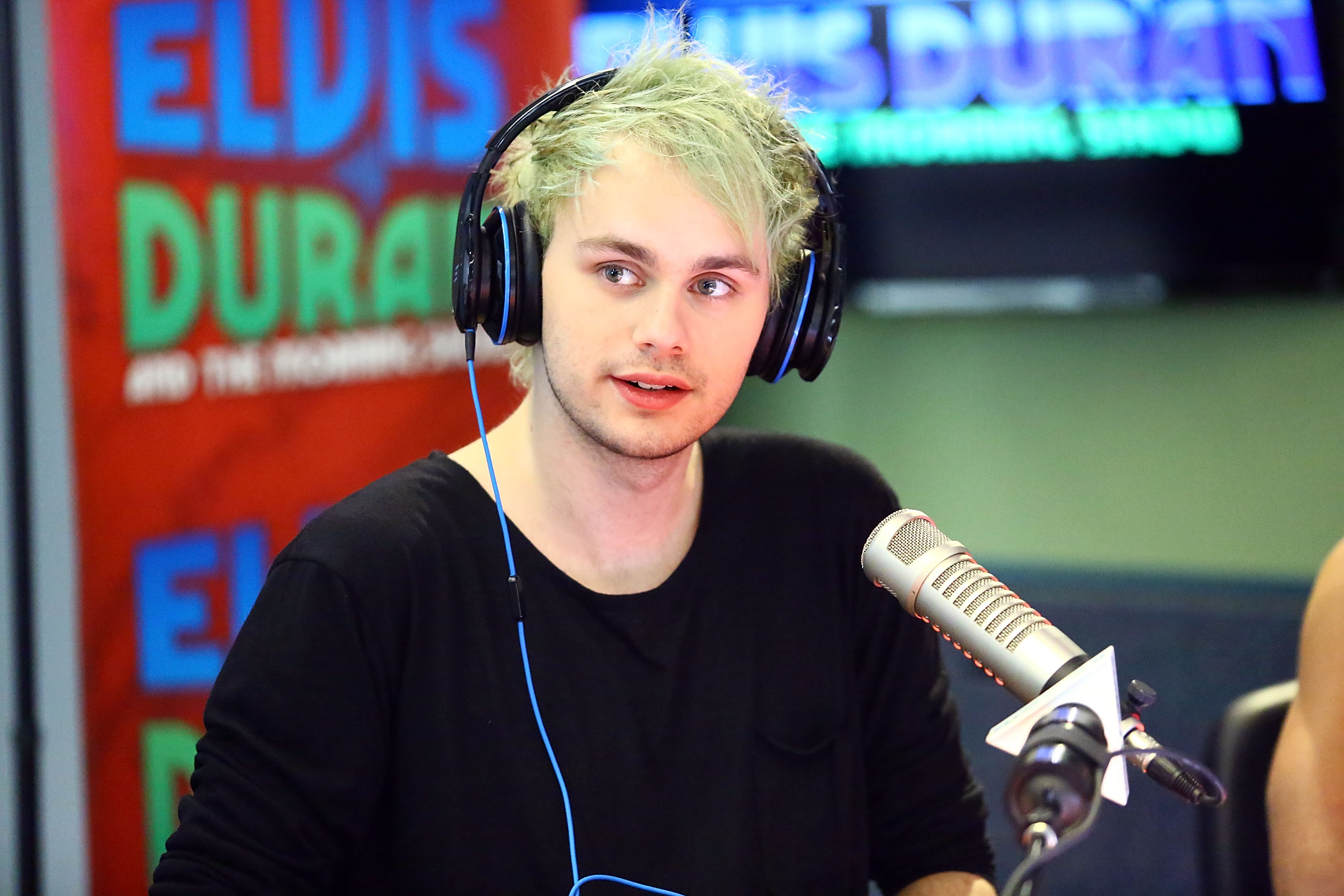 5SOS's Michael Clifford's Blue Hair Inspires Fans to Dye Their Own - wide 1