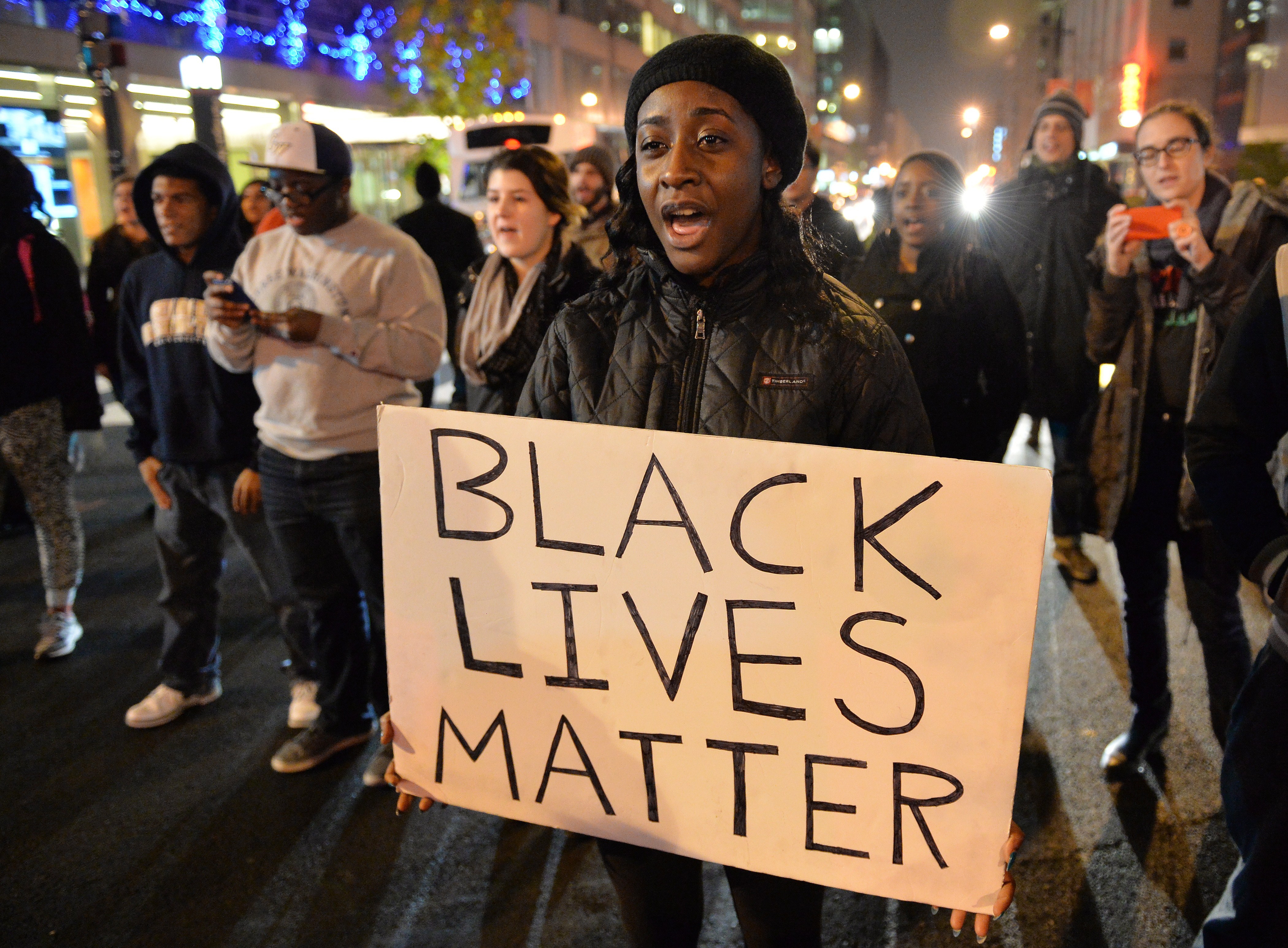 Движение чернокожих. Black Lives matter чëрный афроамериканцев. Движение Black Lives matter. Blacklivesmater. Негр с плакатом.