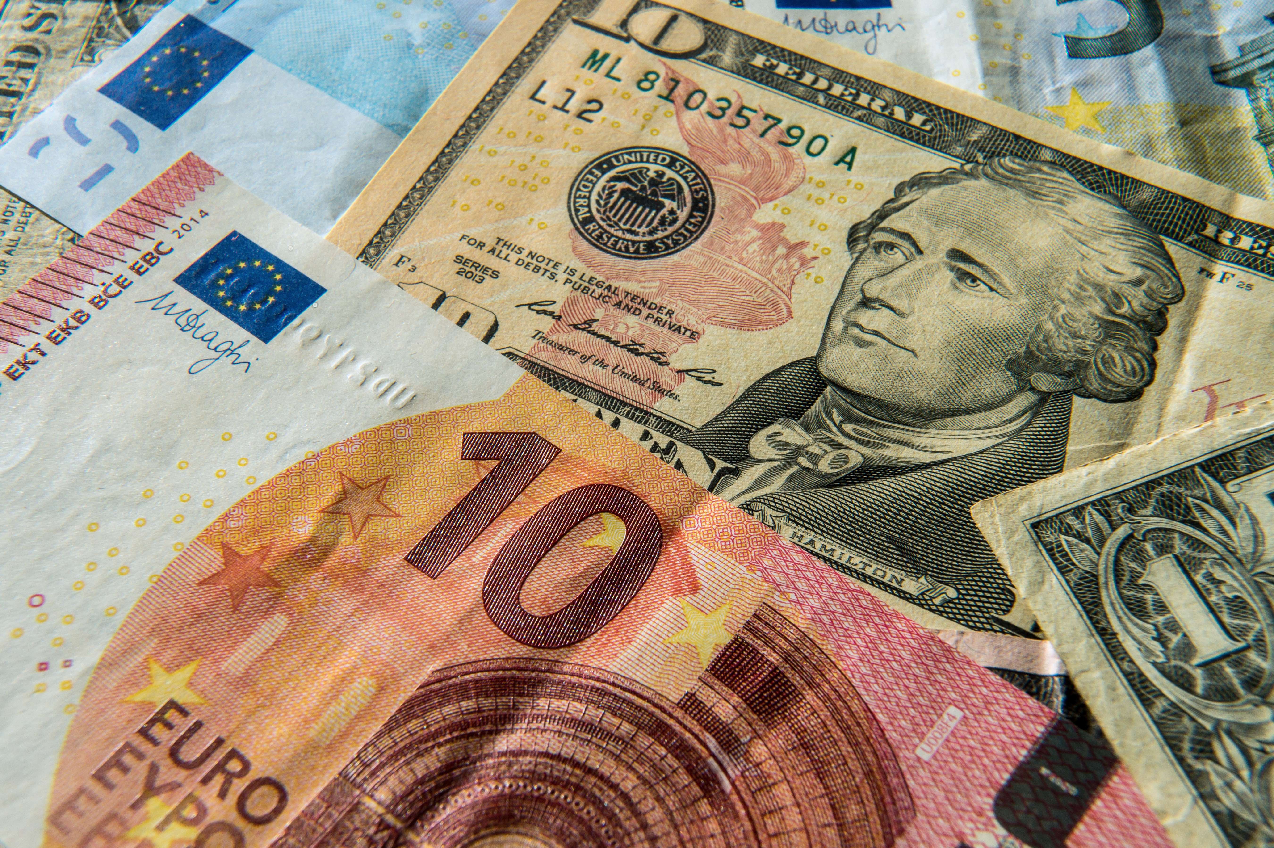 Соответствующая иностранная валюта. Иностранная валюта. Евро в гривны. Доллар и евро. Эмиссия евро.