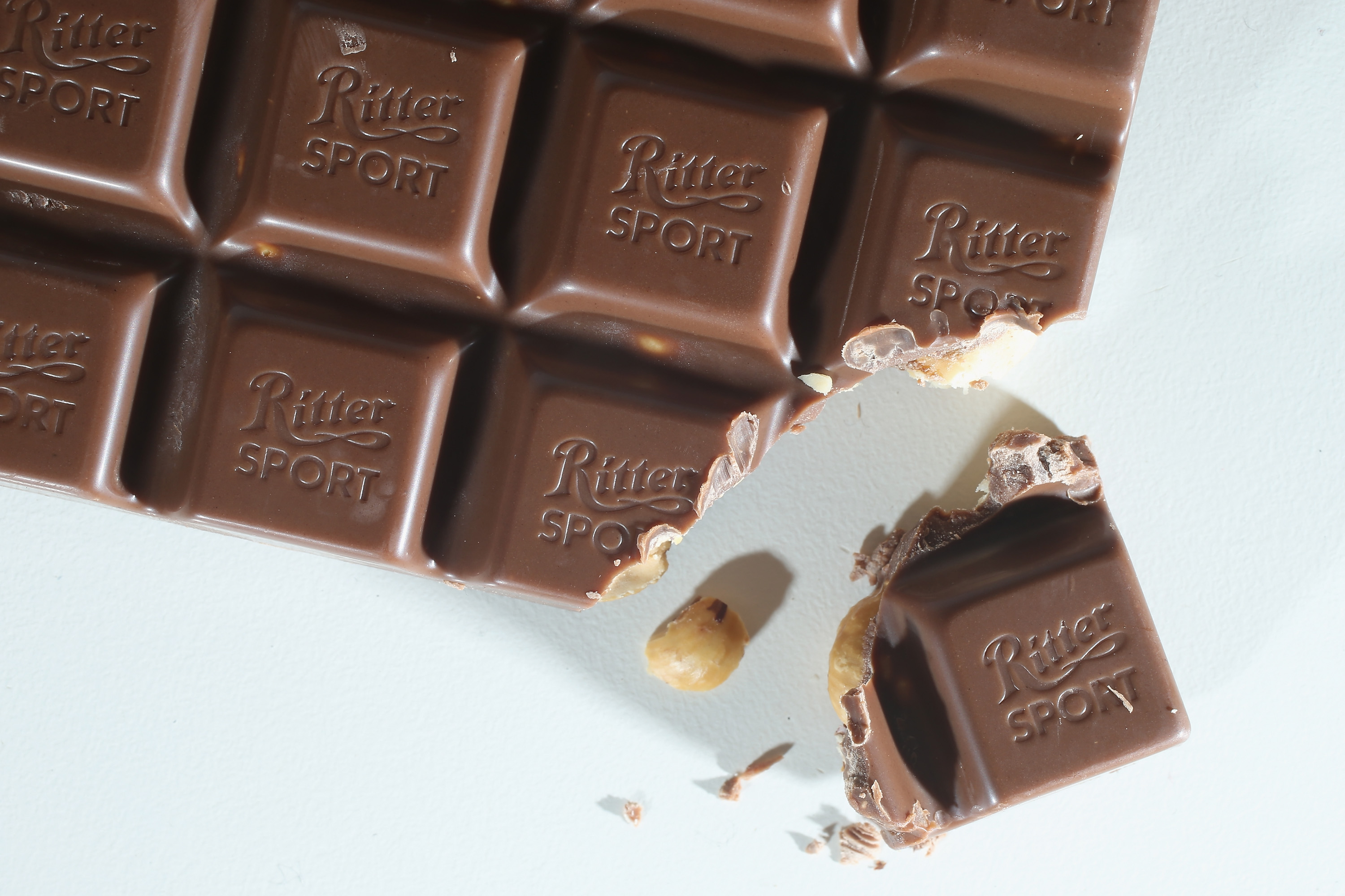 Шоколадка имеет длину 25. Шоколад might. Сытный шоколад. Шоколадка в мае фото. Шоколад на разных языках.