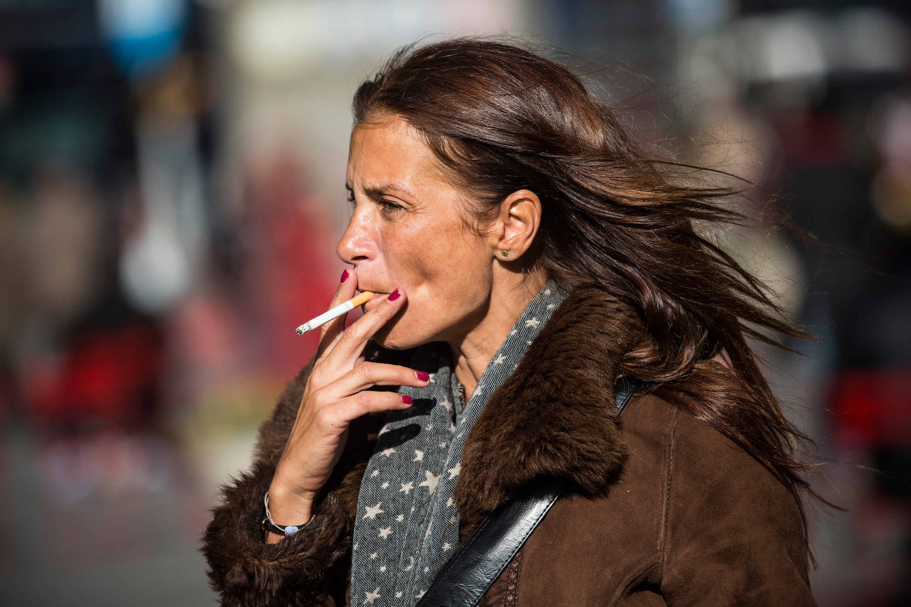 Канал бабская курилка. Курение женщин. Курящая женщина. Женщина с сигаретой на улице. Сигареты звезда.