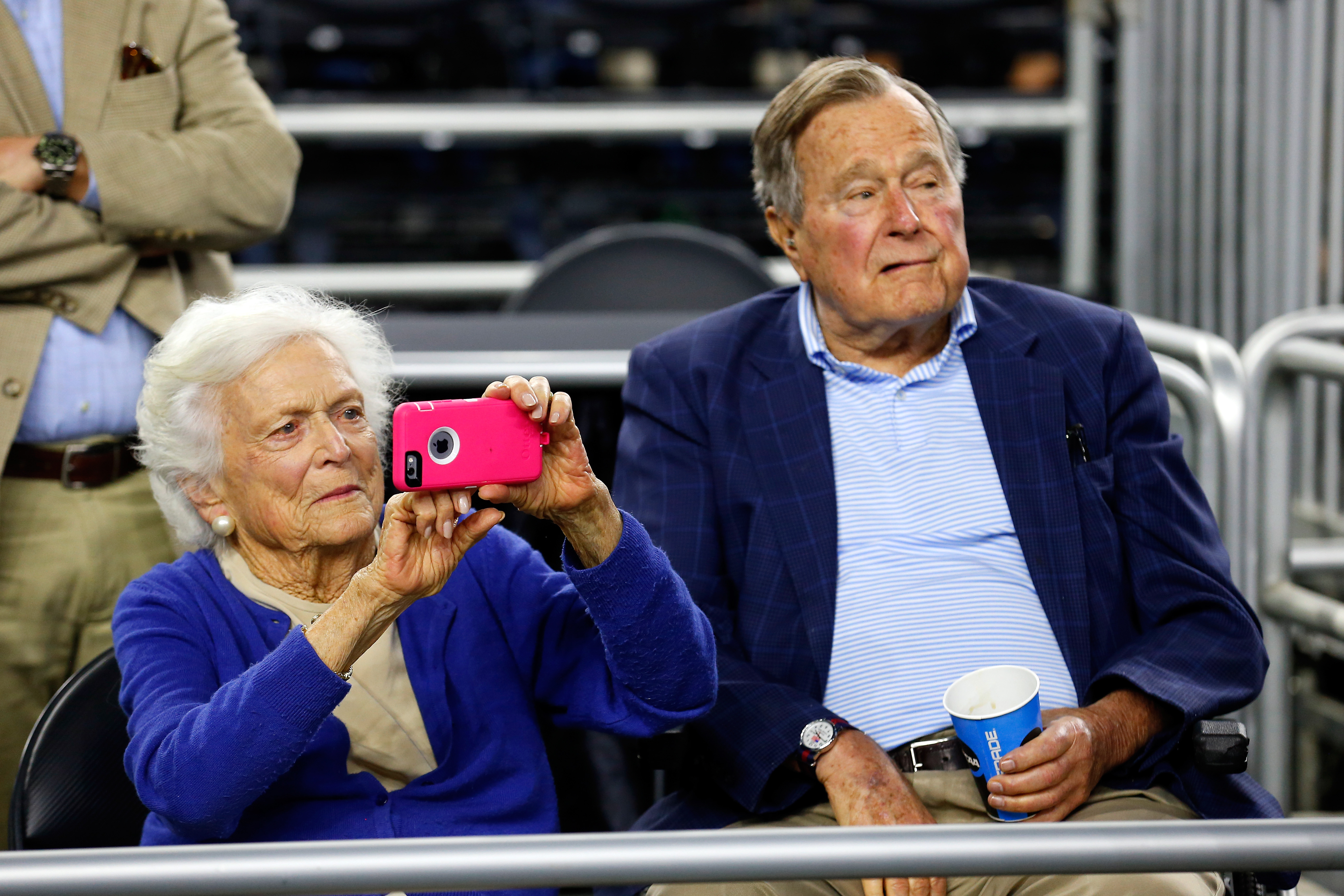 Жена джорджа буша старшего. Барбара Буше. Джордж и Барбара Буш. Джордж Буш старший и Барбара Буш. Джордж Буш старший с женой.