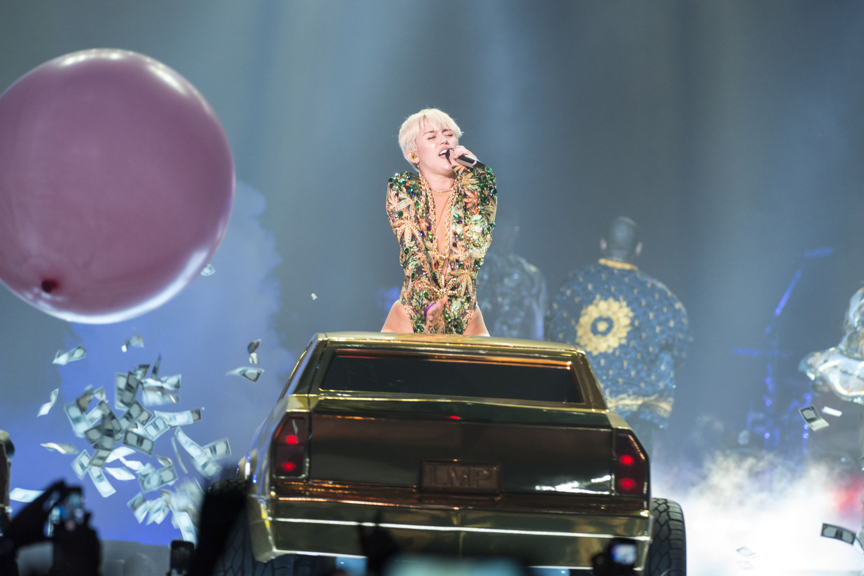 Miley Cyrus Pretends to Give Bill Clinton a Blow Job on Bangerz Tour,  Because It's A \