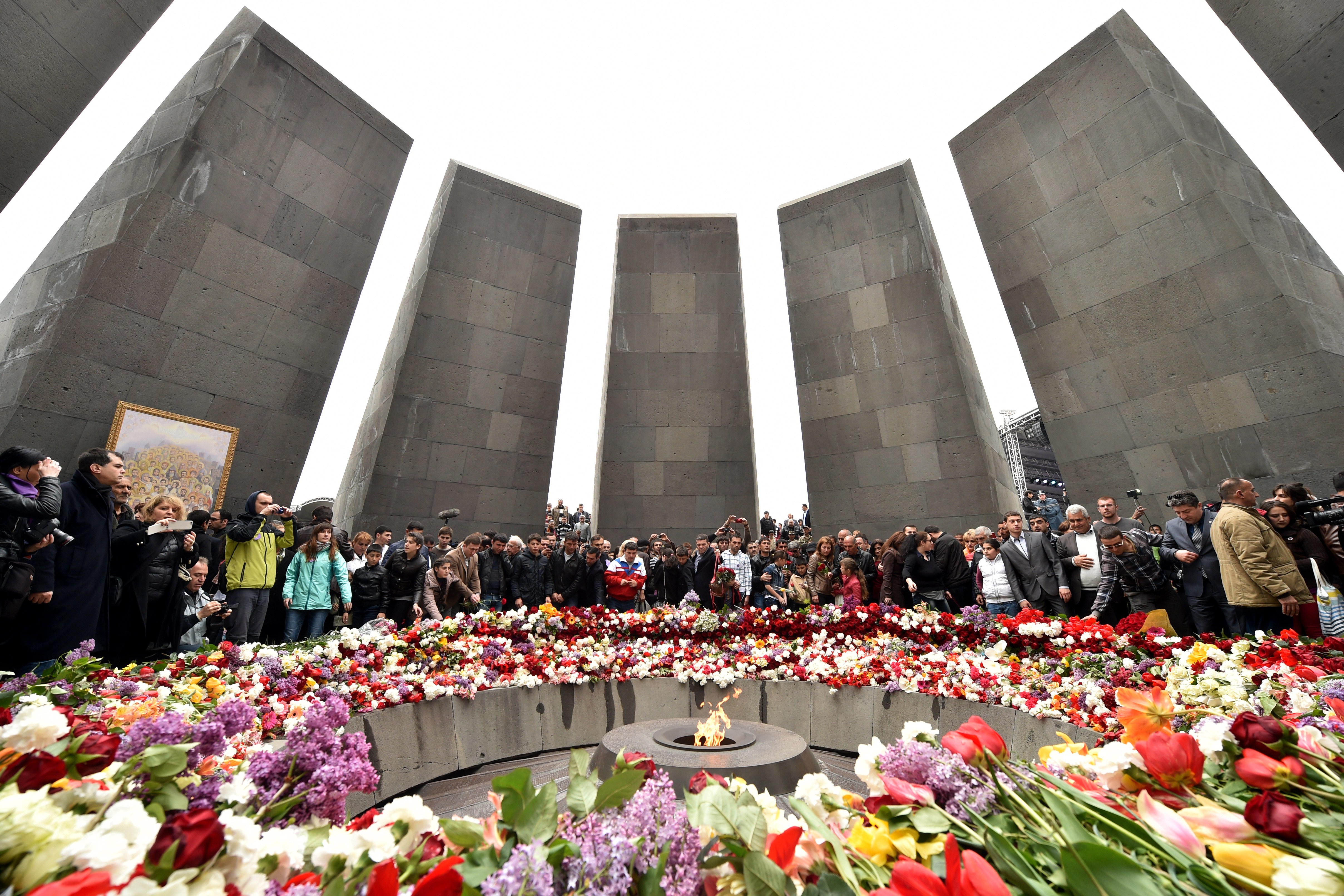 Геноцид это. April 24 Armenian Genocide Tsitsernakaberd. Цицернакаберд геноцид.
