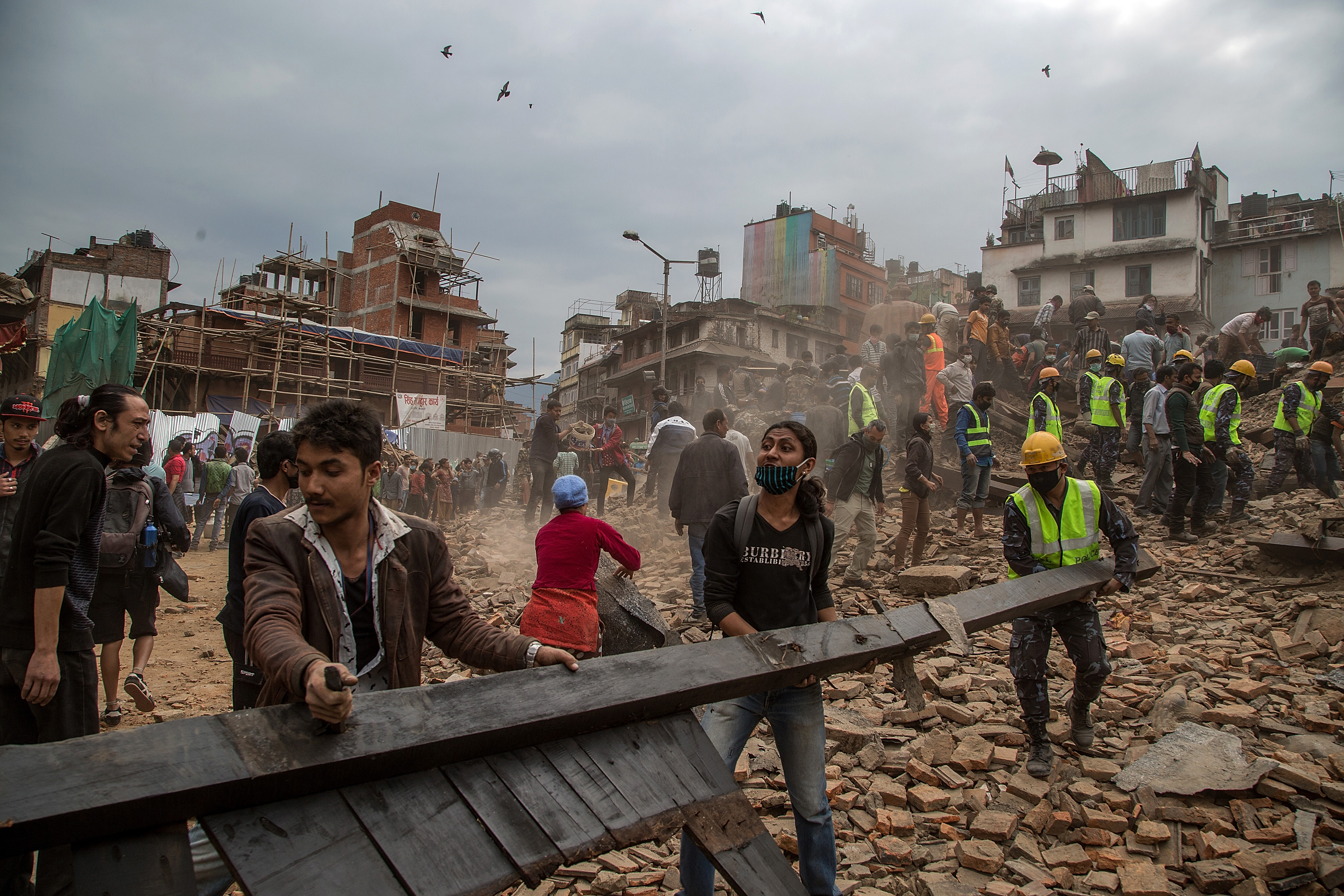 Землетрясение 25 лет. Землетрясение в Непале 2015 год. Катманду землетрясение 2015. Непал 2015 землетрясение 25 апреля. Катманду землетрясение.