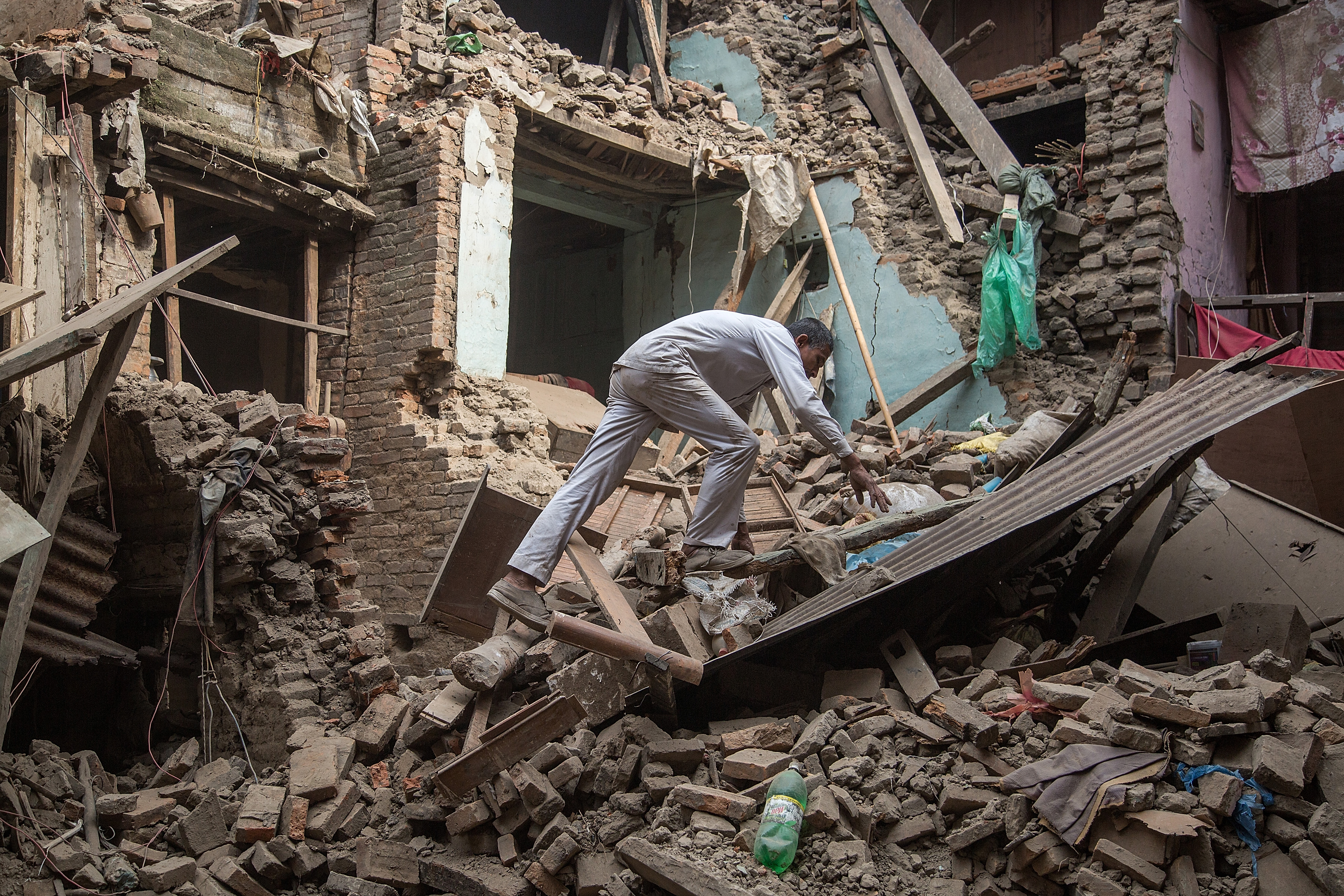 Внутри землетрясения. Непал 2015 землетрясение жертвы. Землетрясение в Непале. Землетрясение внутри. Здания после землетрясения.