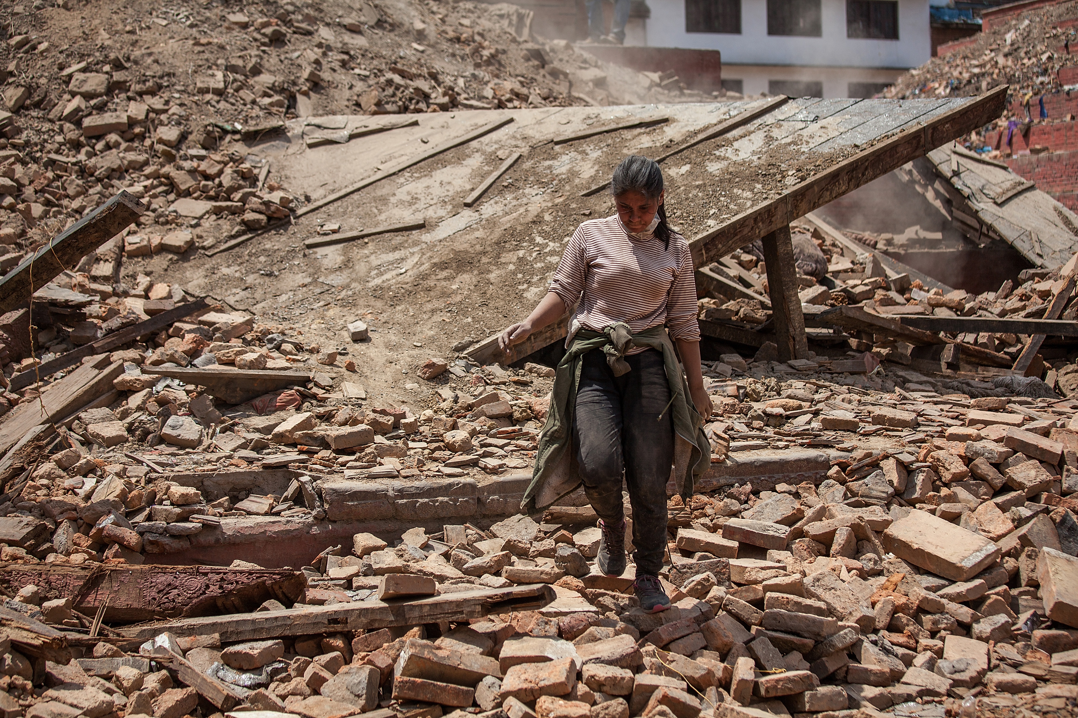 Землетрясение 25 лет. Землетрясение в Непале 2015. Катманду землетрясение 2015. Непал 2015 землетрясение жертвы. Землетрясение в Непале.