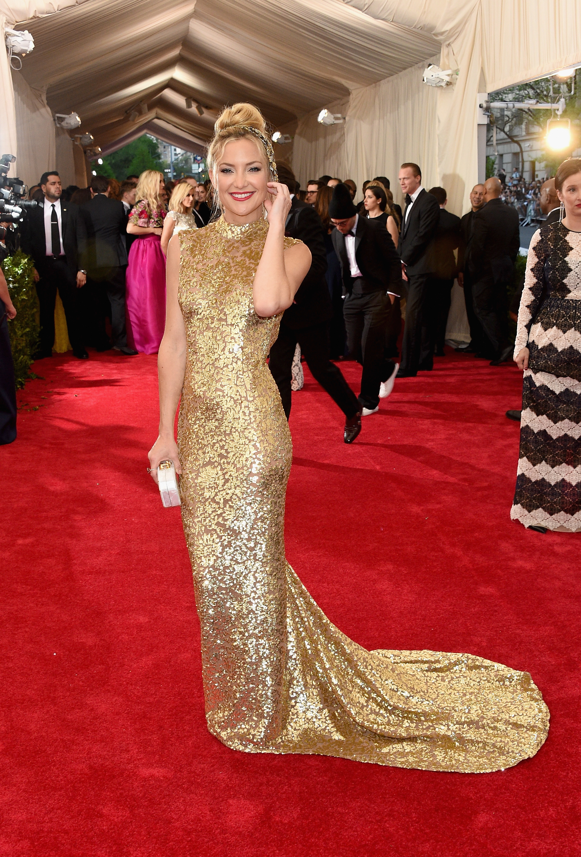 At Met Gala 2015, Kate Hudson Wears Michael Kors & Looks Like a Magical  Disney Princess
