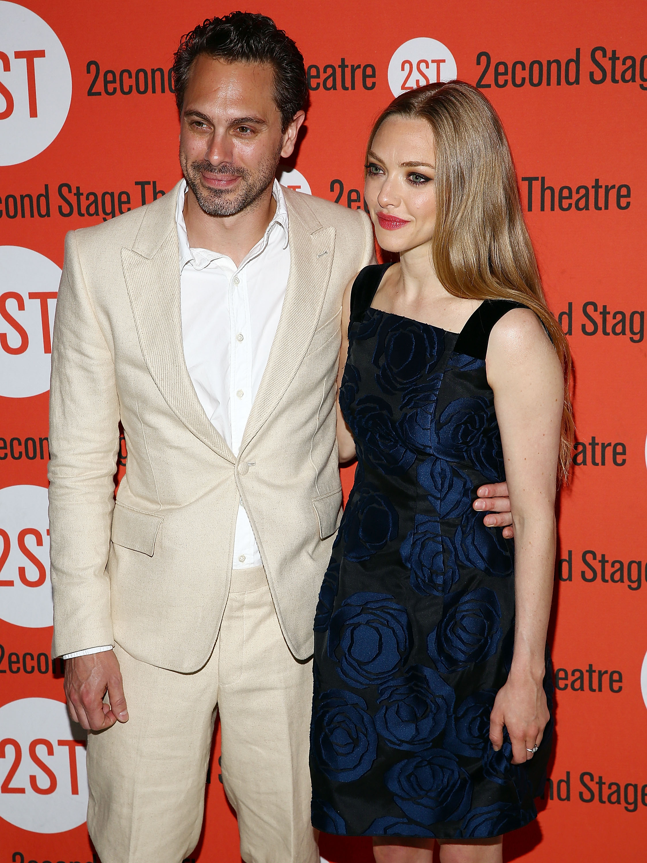 When Did Amanda Seyfried Thomas Sadoski Start Dating This Couple Met On Stage