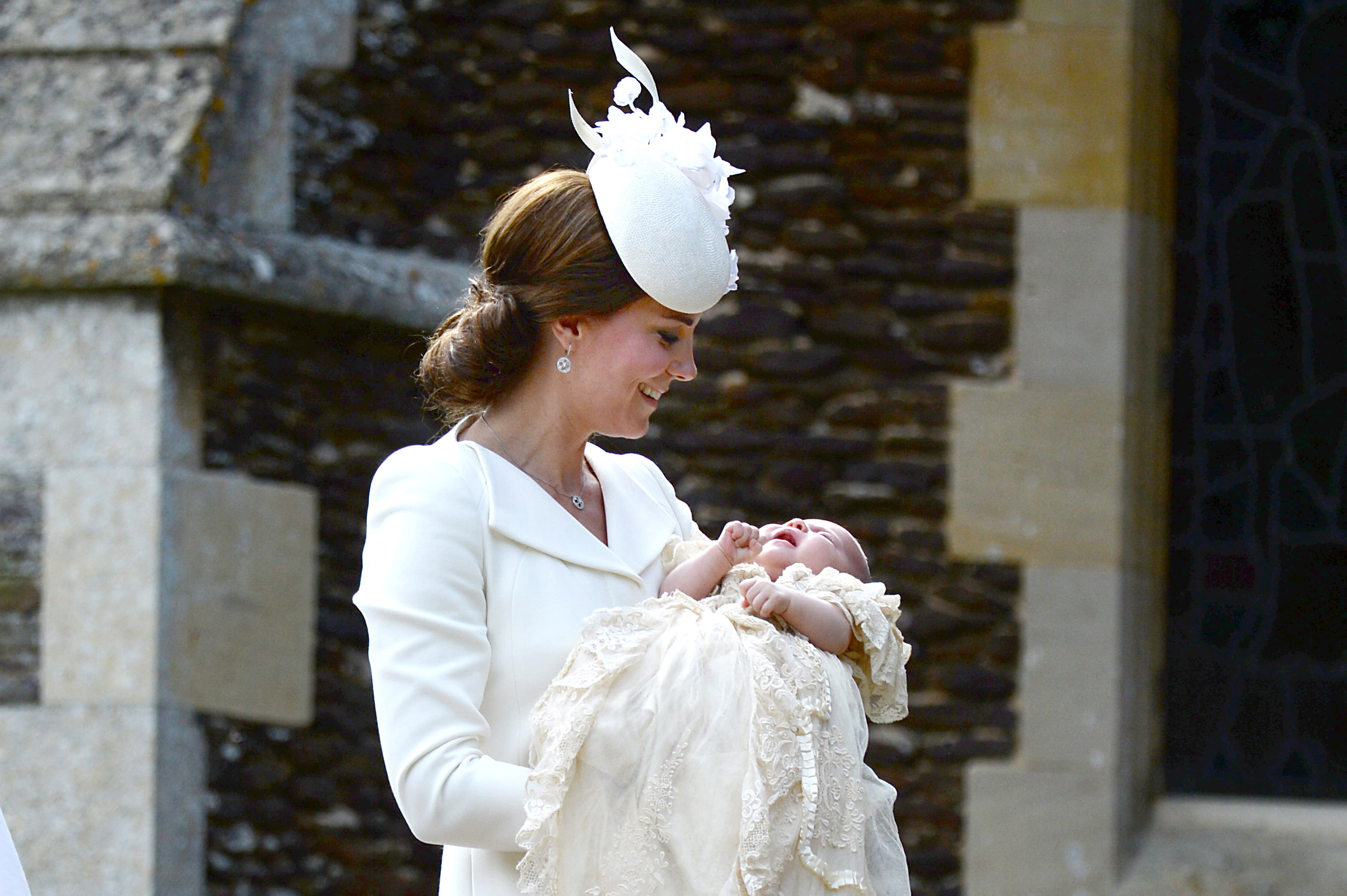 Принцесса великобритании кейт миддлтон. Крестины принцессы Шарлотты. Кейт Миддлтон на крестинах.