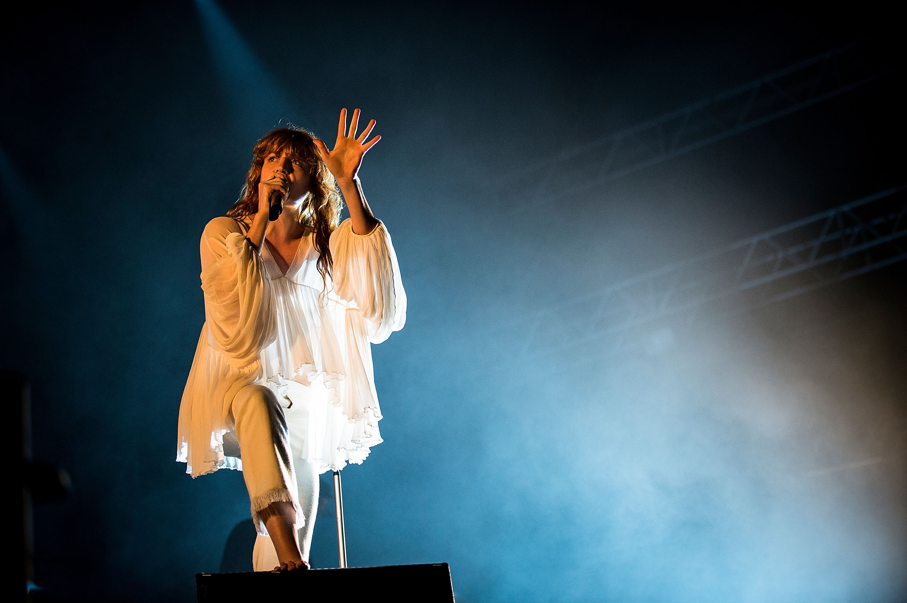 9 песен сцена. Florence and the Machine концерт. Florence and the Machine 2015. Флоренс энд зе машин на сцене. Florence the Machine Dance Fever.