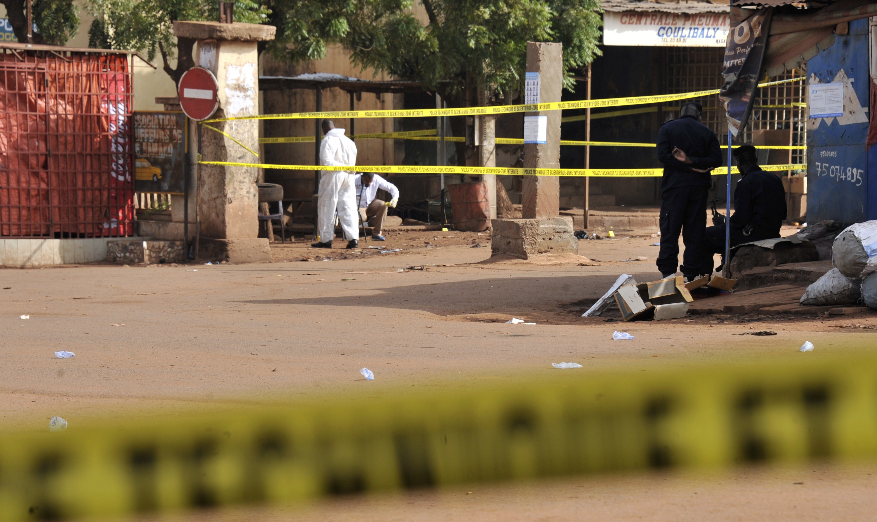 Нападение на отели. Полиция Бамако мали. Захват заложников в Бамако. Бамако захват заложников 2019. Захват заложников в Бамако кадры из отеля.