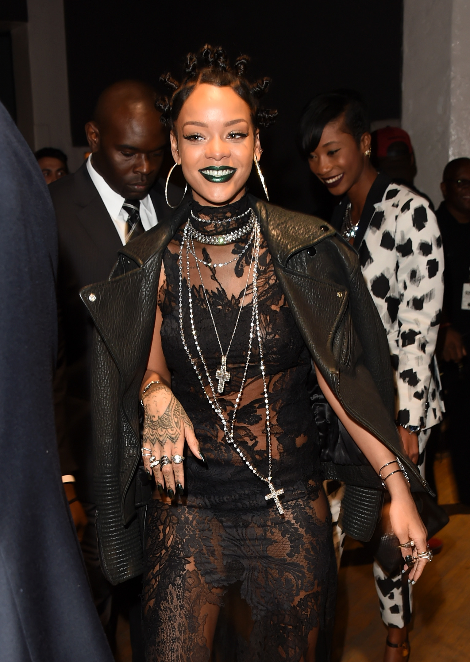 11 Times Rihanna Rocked A Statement Lip Color Proving She S The Queen Of Boldness Photos