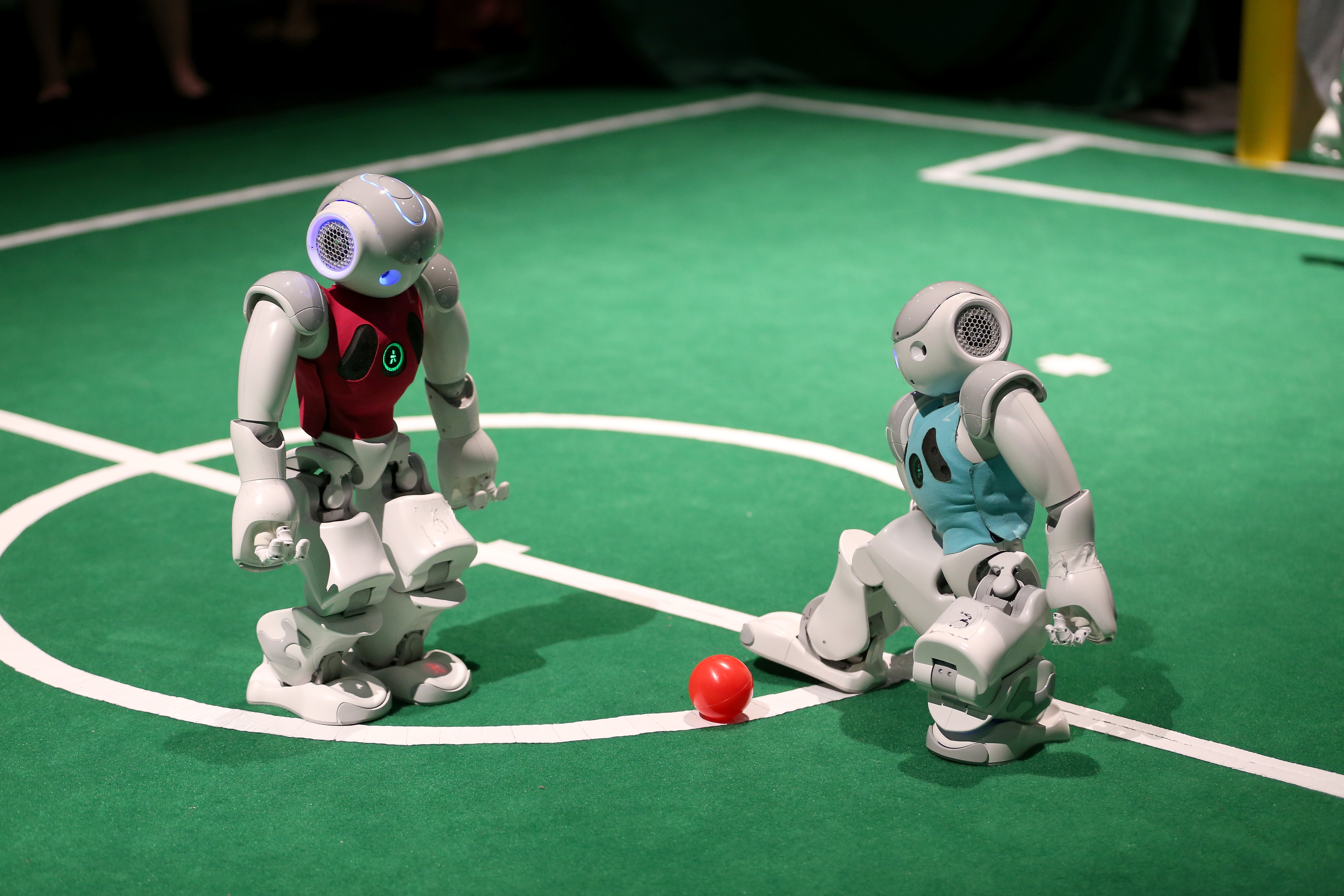 Турнир роботов по футболу. Робофутбол робот. Футбол робототехника. Соревнования роботов. Спортивные соревнования роботов.