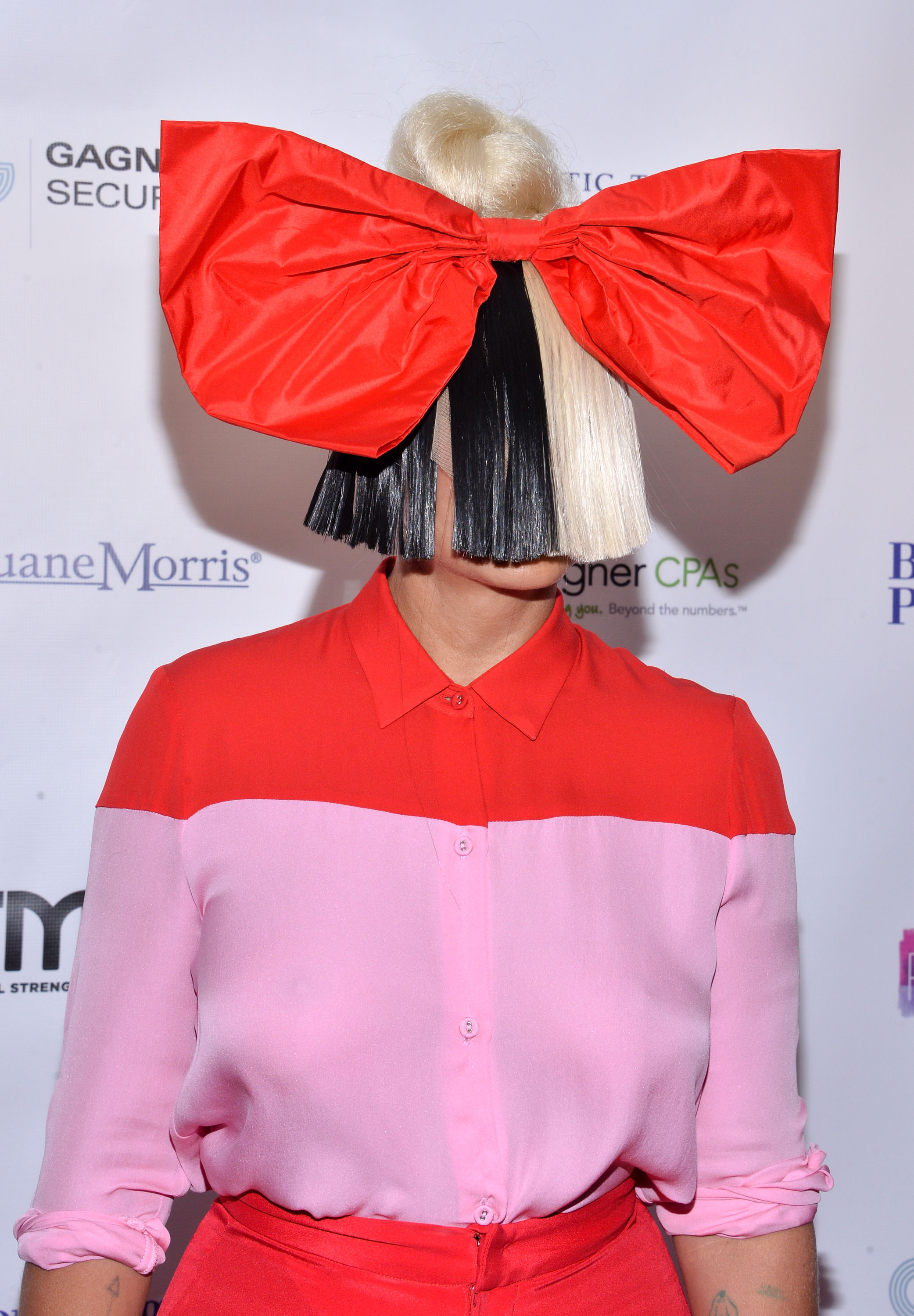 Певица Sia без парика