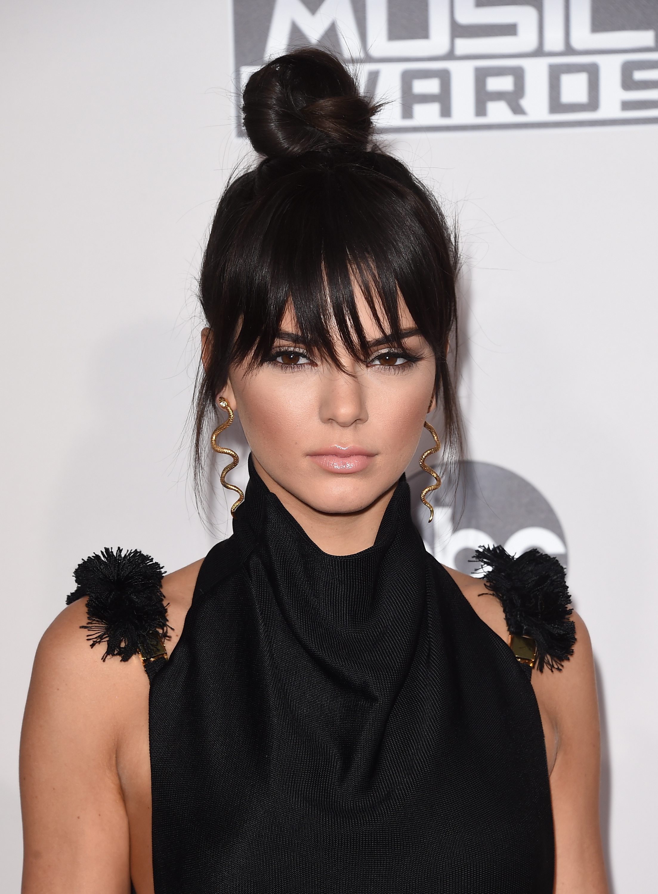 How To Create Faux Bangs Without Clip-Ins So You Can Try It Out Before You  Chop — VIDEOS