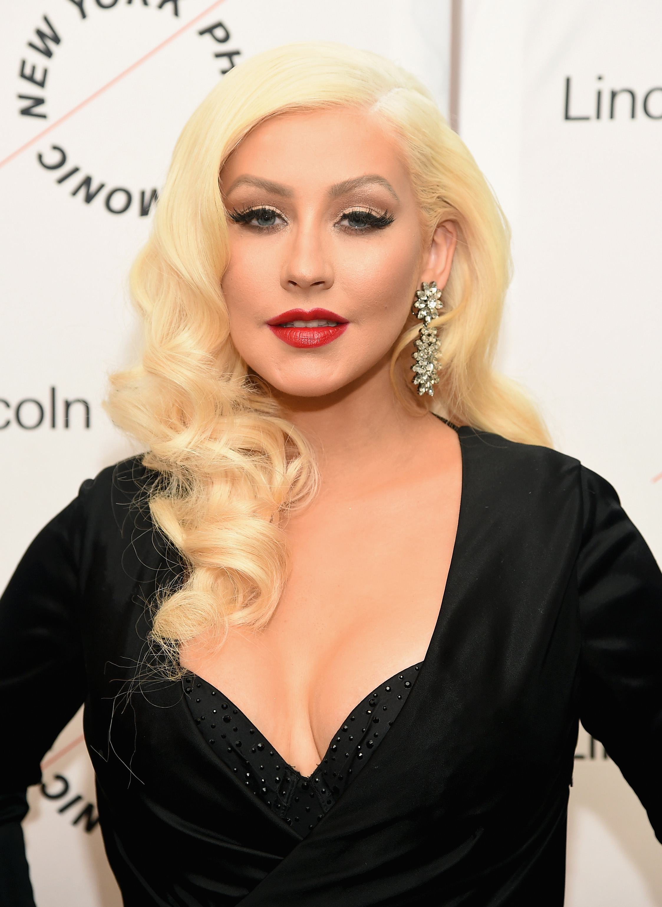 Christina Aguilera S Red Hair Is A Crazy Change For The Typically