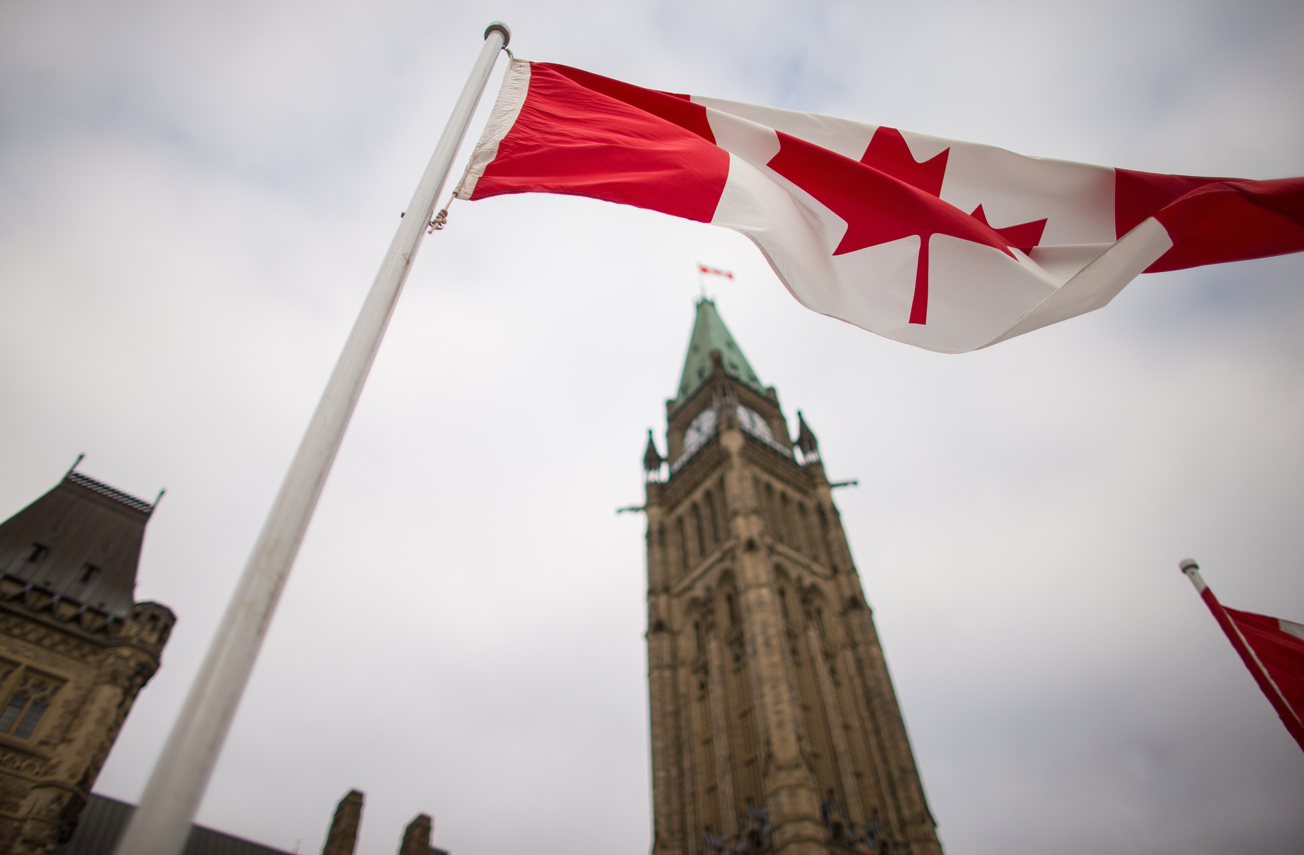 Канада международные организации. Канада Оттава флаг. Здание правительства Канады. Политика Канады. Здание парламента Канады.