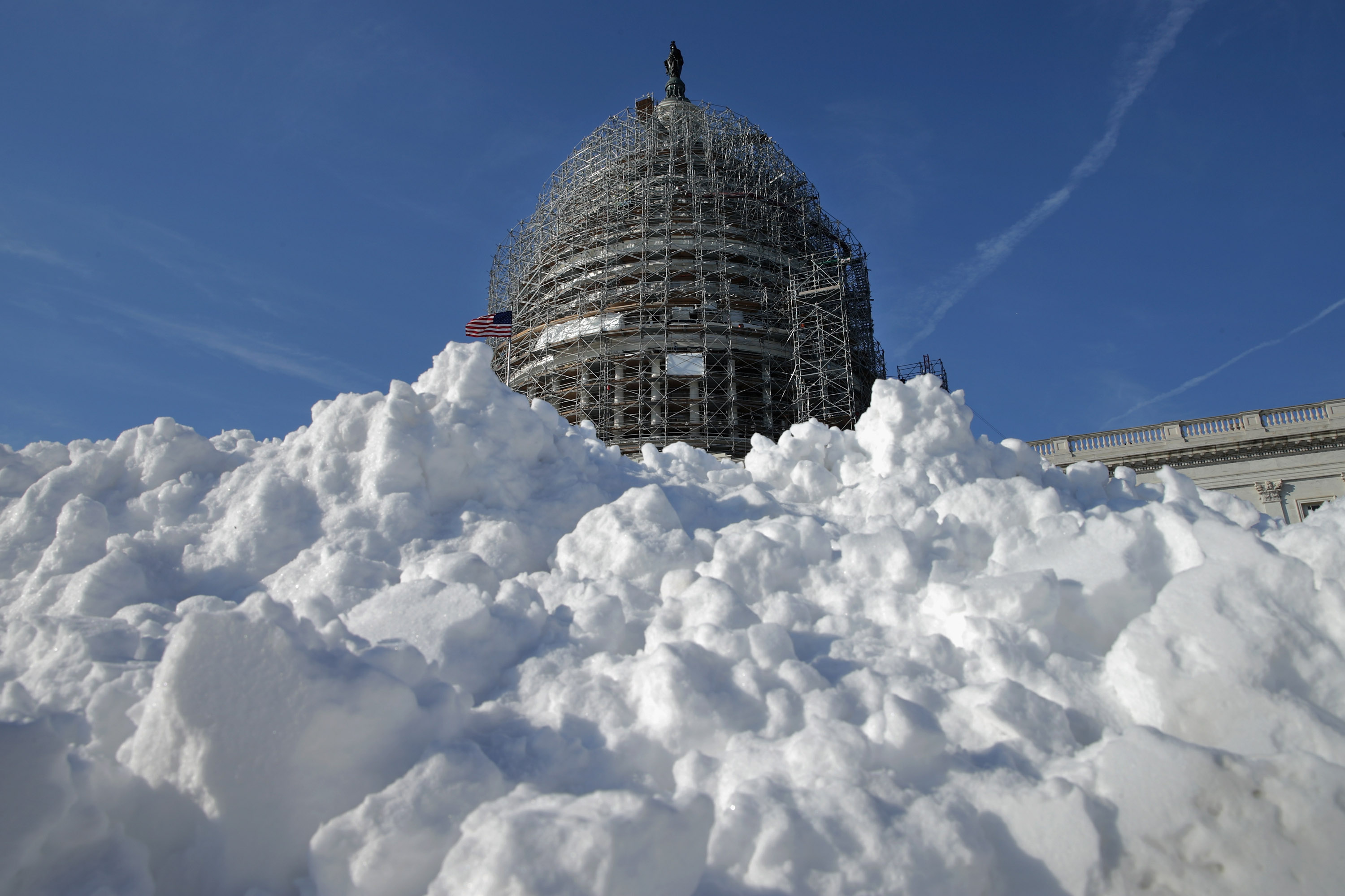 Самый большой сугроб. Много снега. Снежная куча. Зима в Америке. Снег в Вашингтоне.