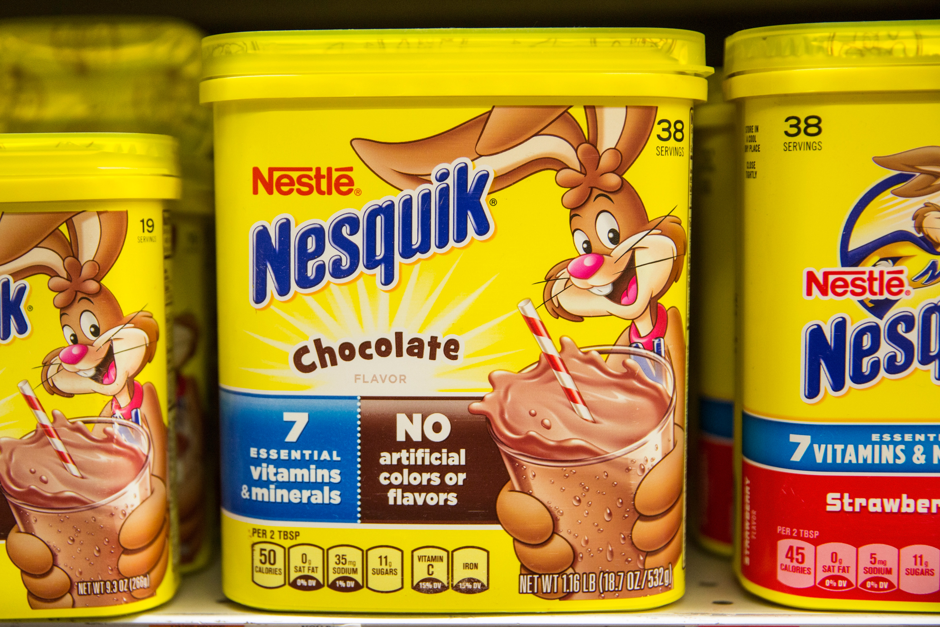 Кролик несквик редизайн. Nestle Nesquik шоколад. Какао Нестле Несквик. Несквик баночка. Реклама Nestle Nesquik.