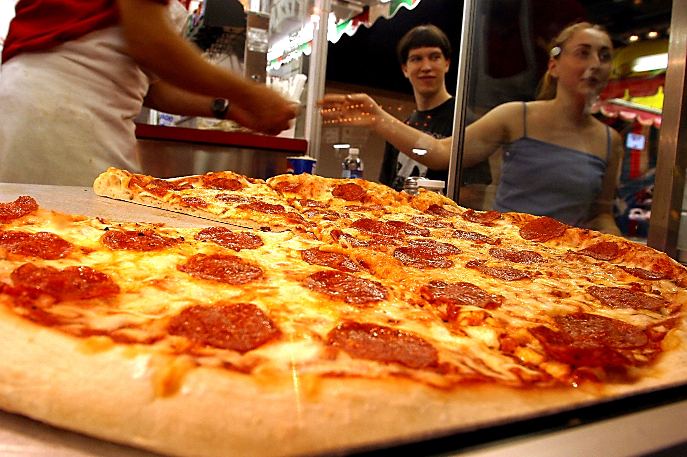 Самая большая пицца в мире фото