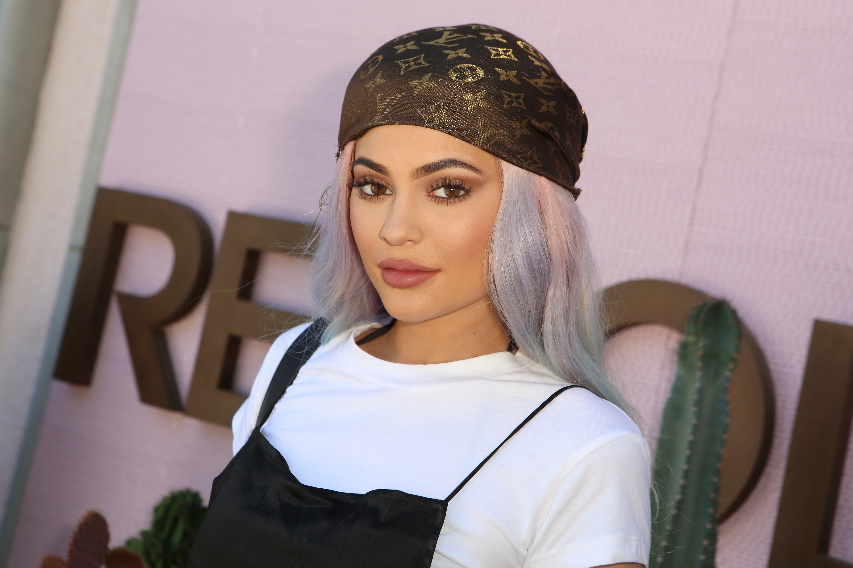 Kylie Jenners Makeup Artist Used All Drugstore Products For The