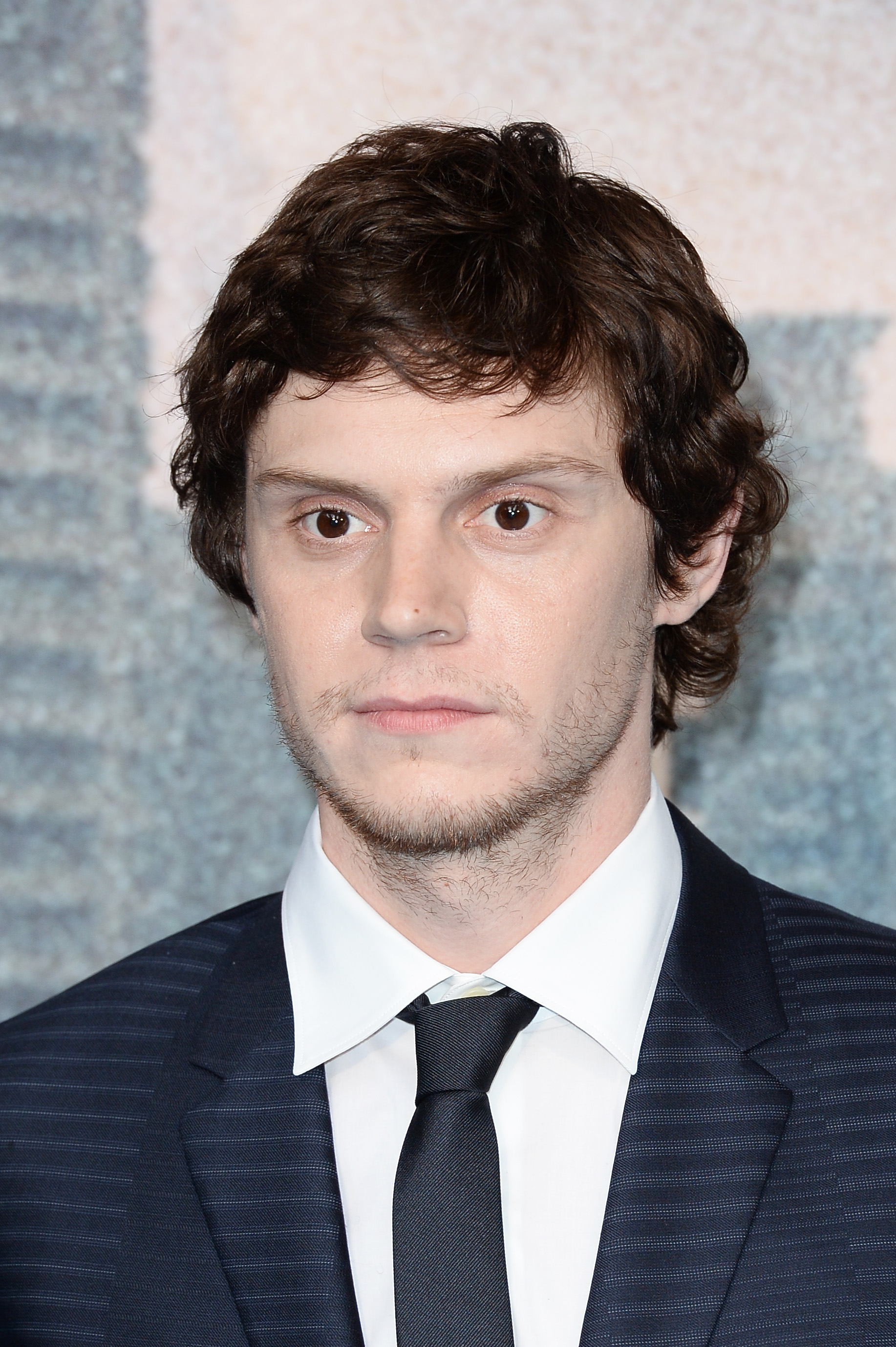Is Evan Peters The Interviewer On American Horror Story Roanoke He May Have Finally Appeared