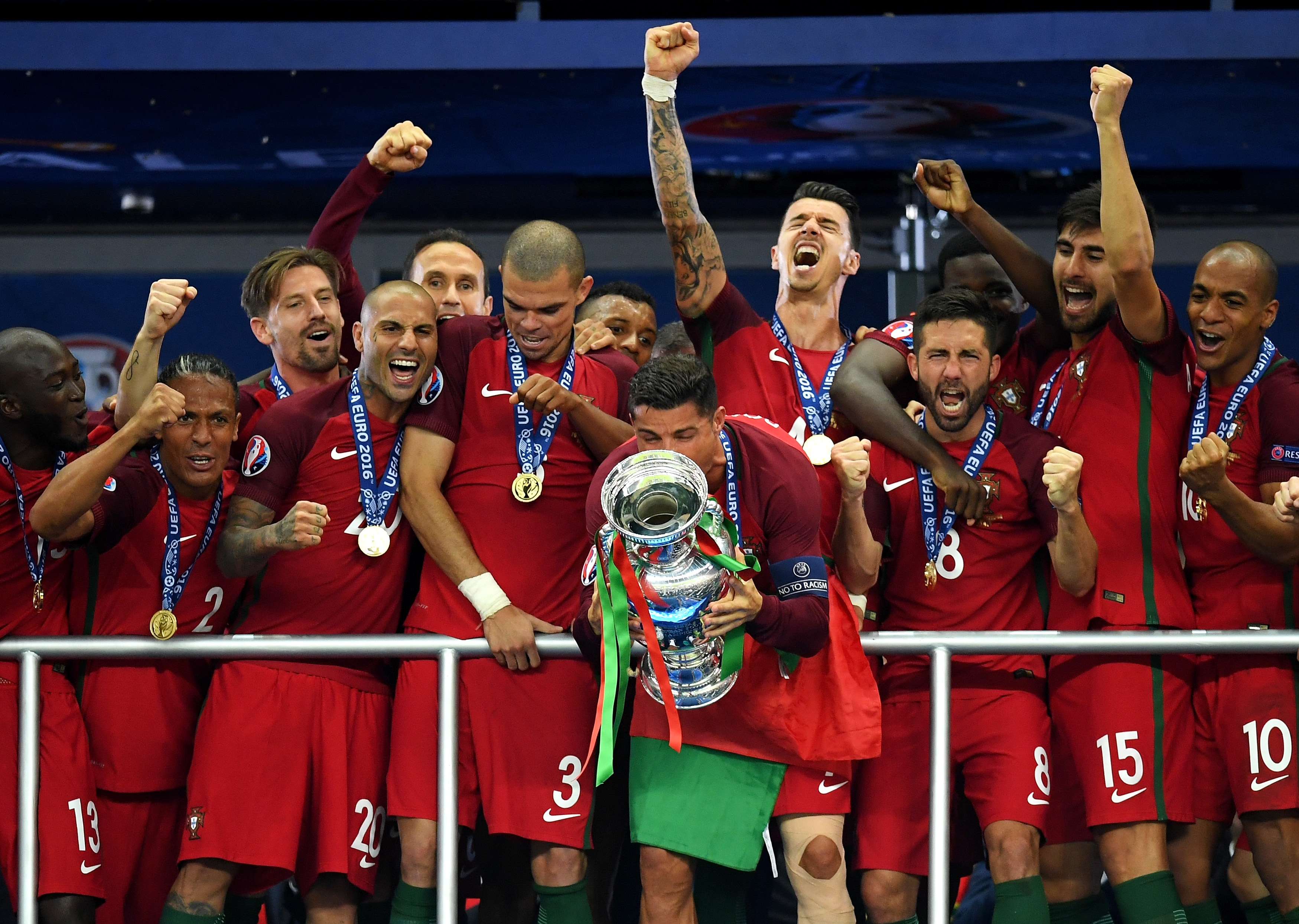 Призеры и чемпионы европы. Португалия чемпион Европы по футболу 2016. Португалия победитель евро 2016. Португалия выиграла евро 2016. Евро 2016 финал.