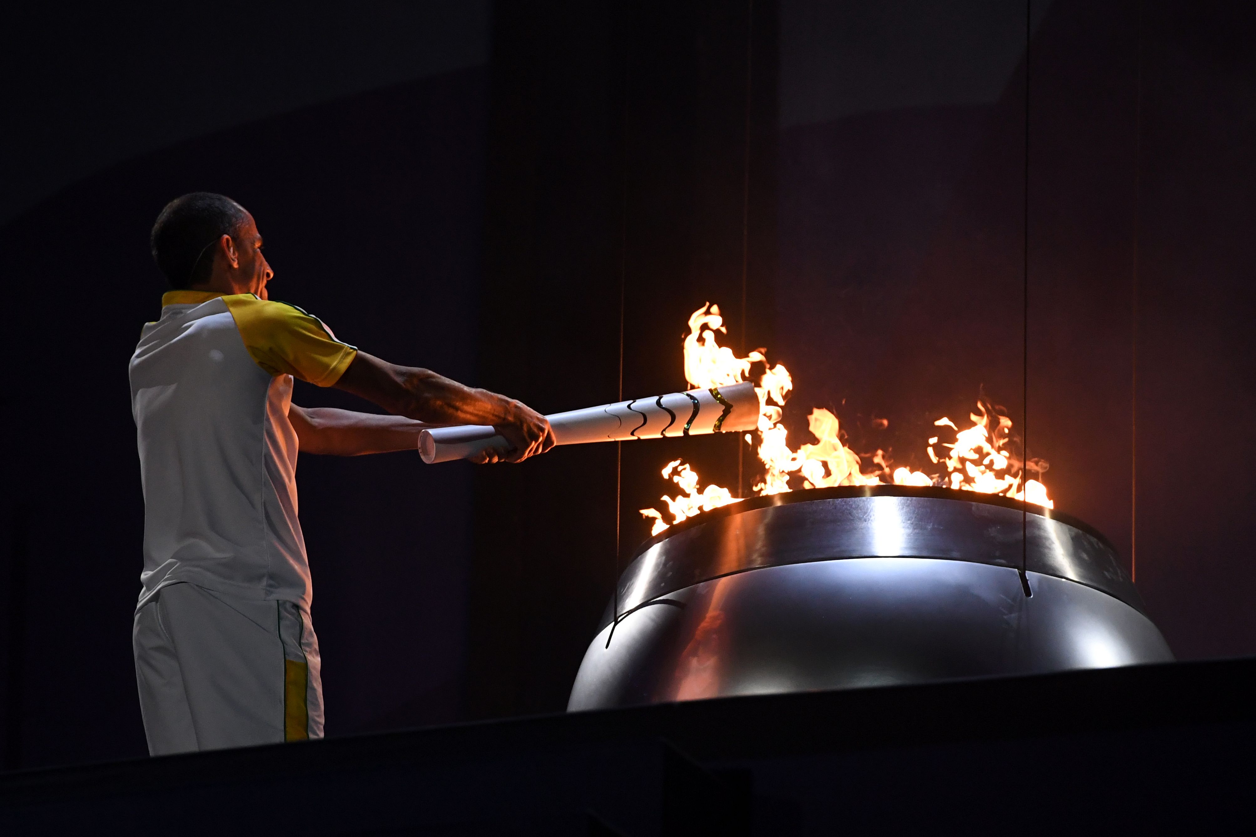 Факел современные игры зажигается. Факел олимпийского огня Олимпийских игр зажигается. Зажжение олимпийского огня 2016. Олимпийские игры в Рио де Жанейро 2016 Олимпийский огонь. Олимпийских игр 2016 года в Рио-де-Жанейро зажжение огня.