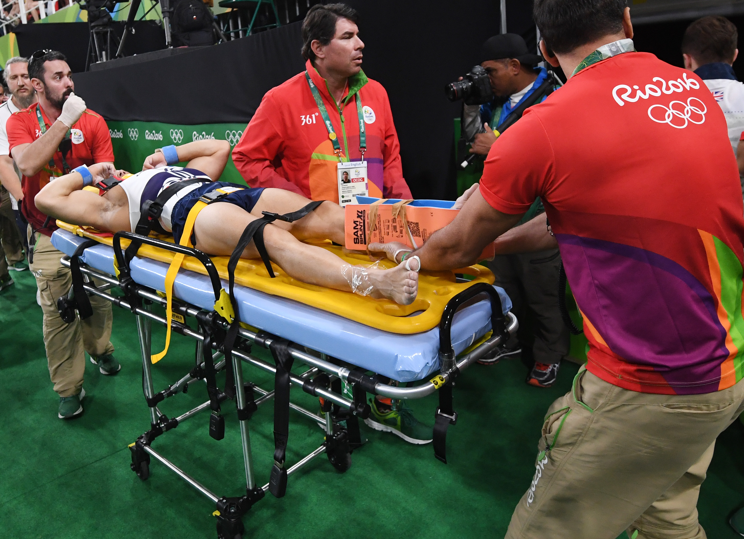 During attempt. Французский гимнаст сломал ногу на Олимпиаде 2016 в Рио. Травмированные спортсмены.
