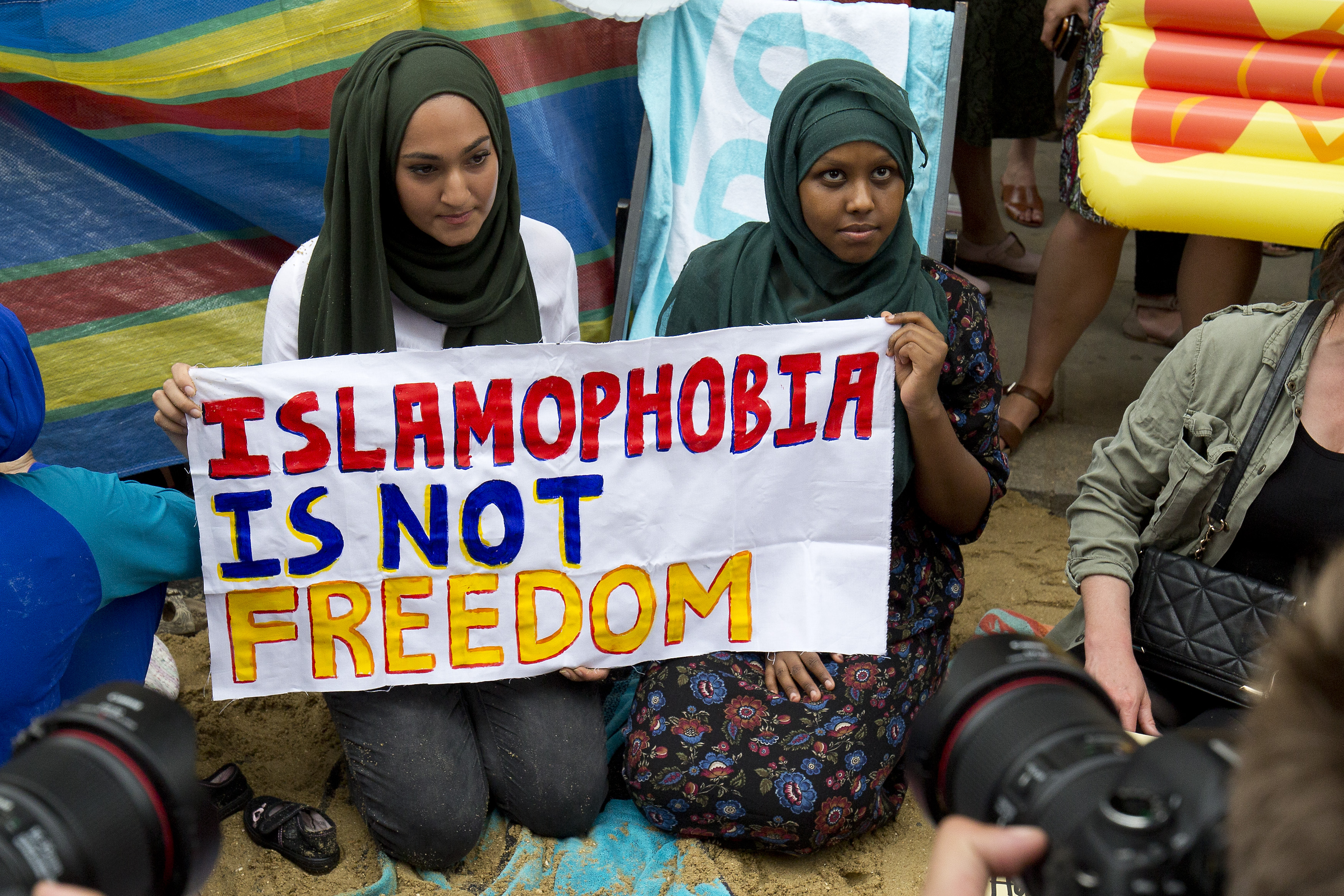 Исламофобия это. Исламофобы. Дискриминация мусульман. Исламофобия в мире. Исламофобия картинки.