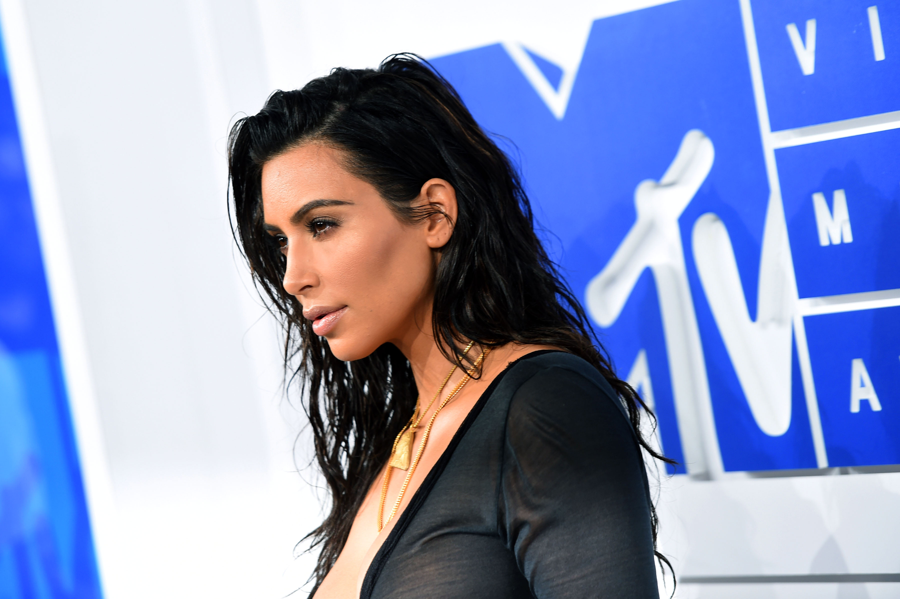Kim Kardashian's Wet Hair At The 2016 VMAs Was All Good Product — PHOTOS