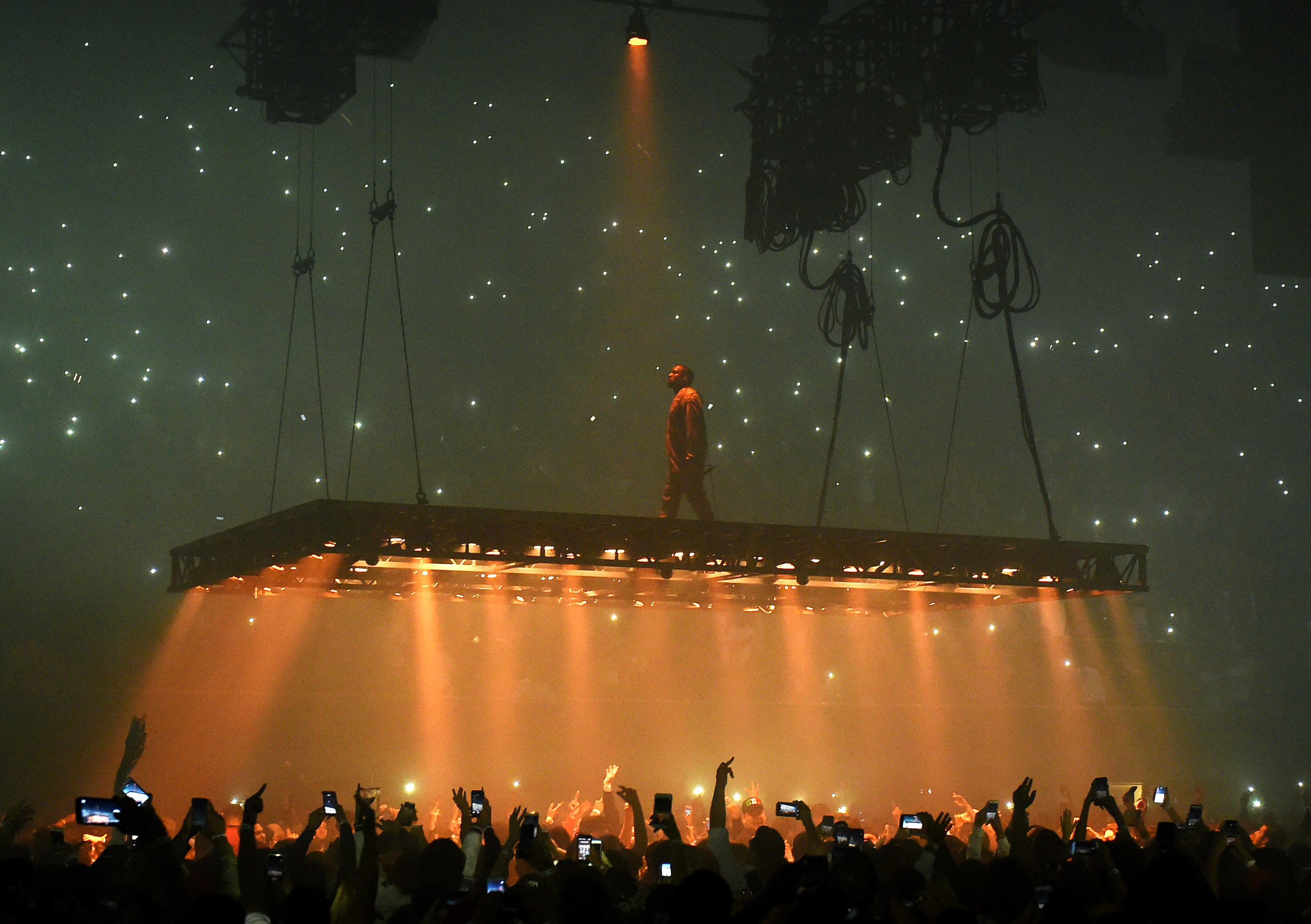 Пацанам погибать на сцене. Kanye West Concert. Kanye West Pablo Concert. Концерт Канье Вкста.