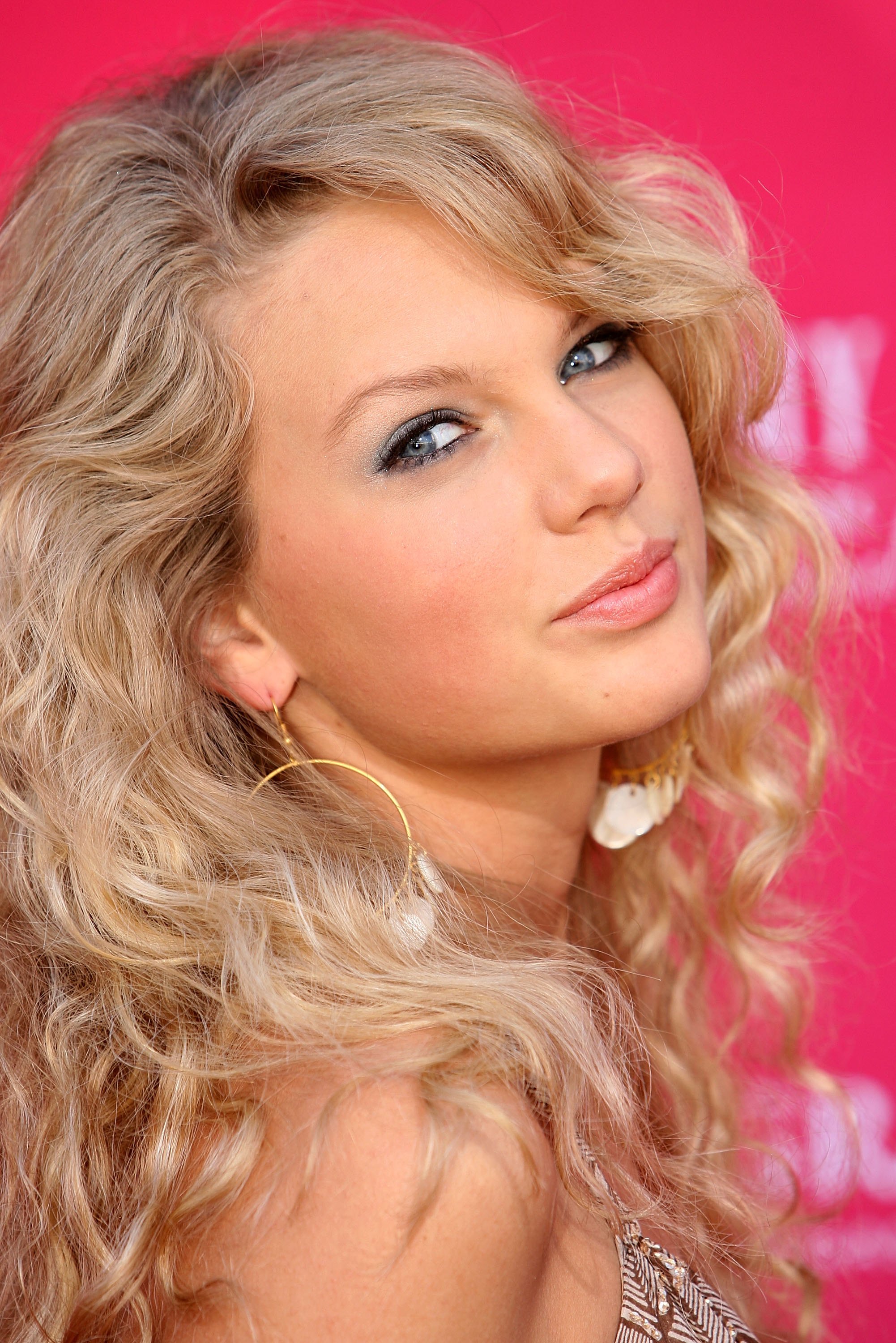 21 Taylor Swift Hairstyles That Showcase The Singers Evolution In