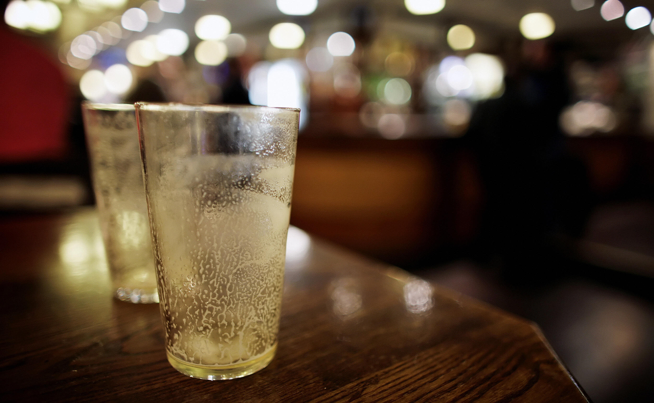 На столе пустой стакан. Пустой пивной бокал. Пустой пивной стакан. Пустые пивные стаканы. Пустое пиво.